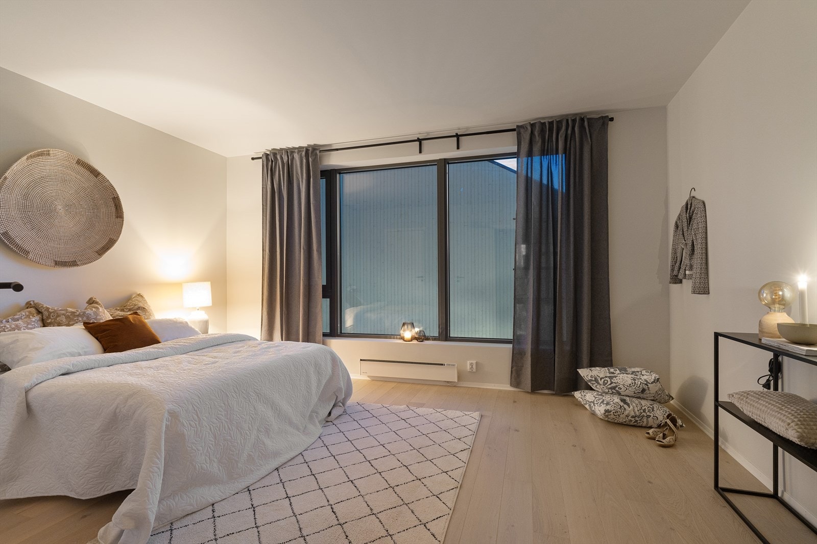 Hovedsoverom med god plass til stor dobbeltseng og klesskap. Galleribilde