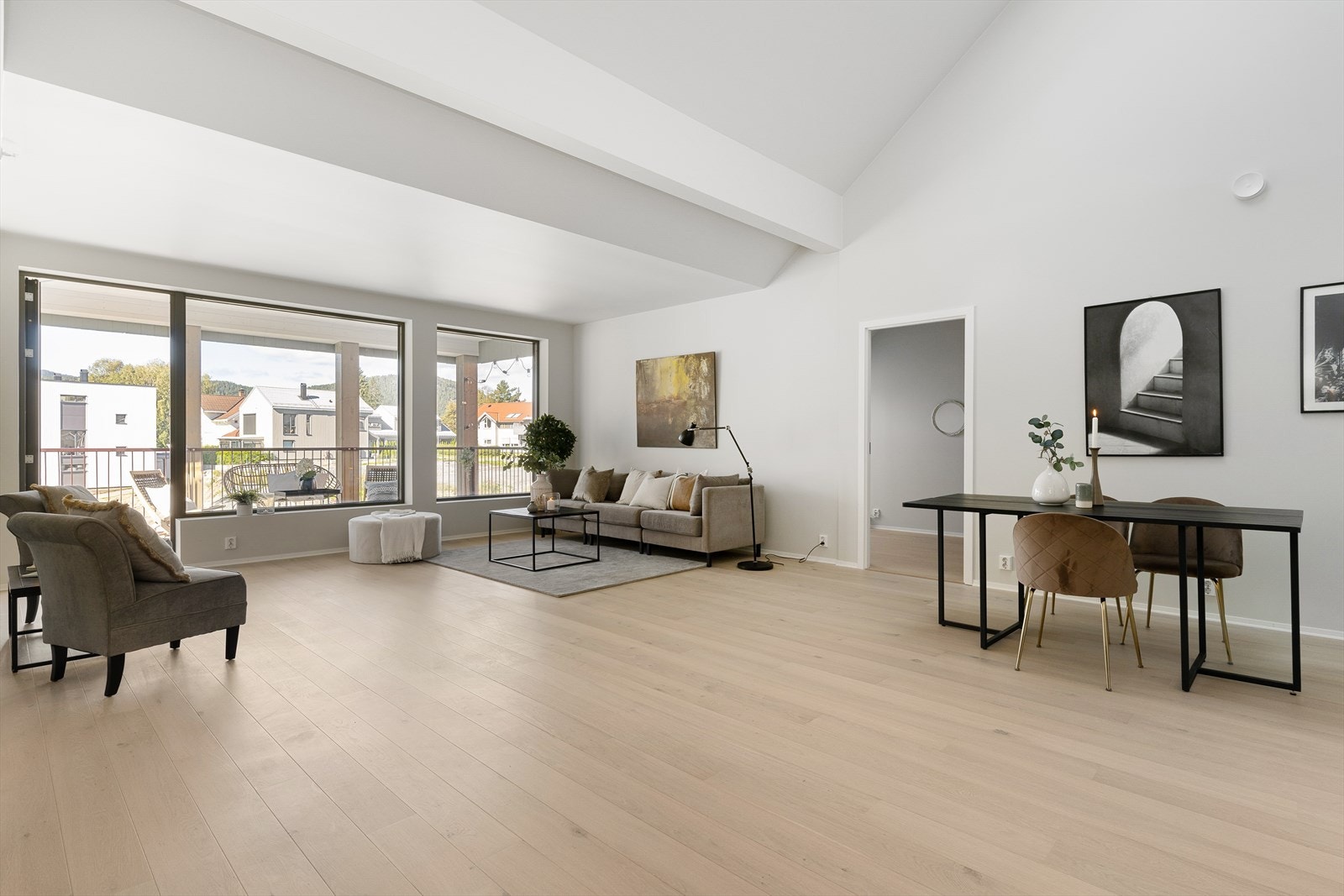 Det er malte plater på vegg og 1-stavs eikeparkett på gulv. Galleribilde