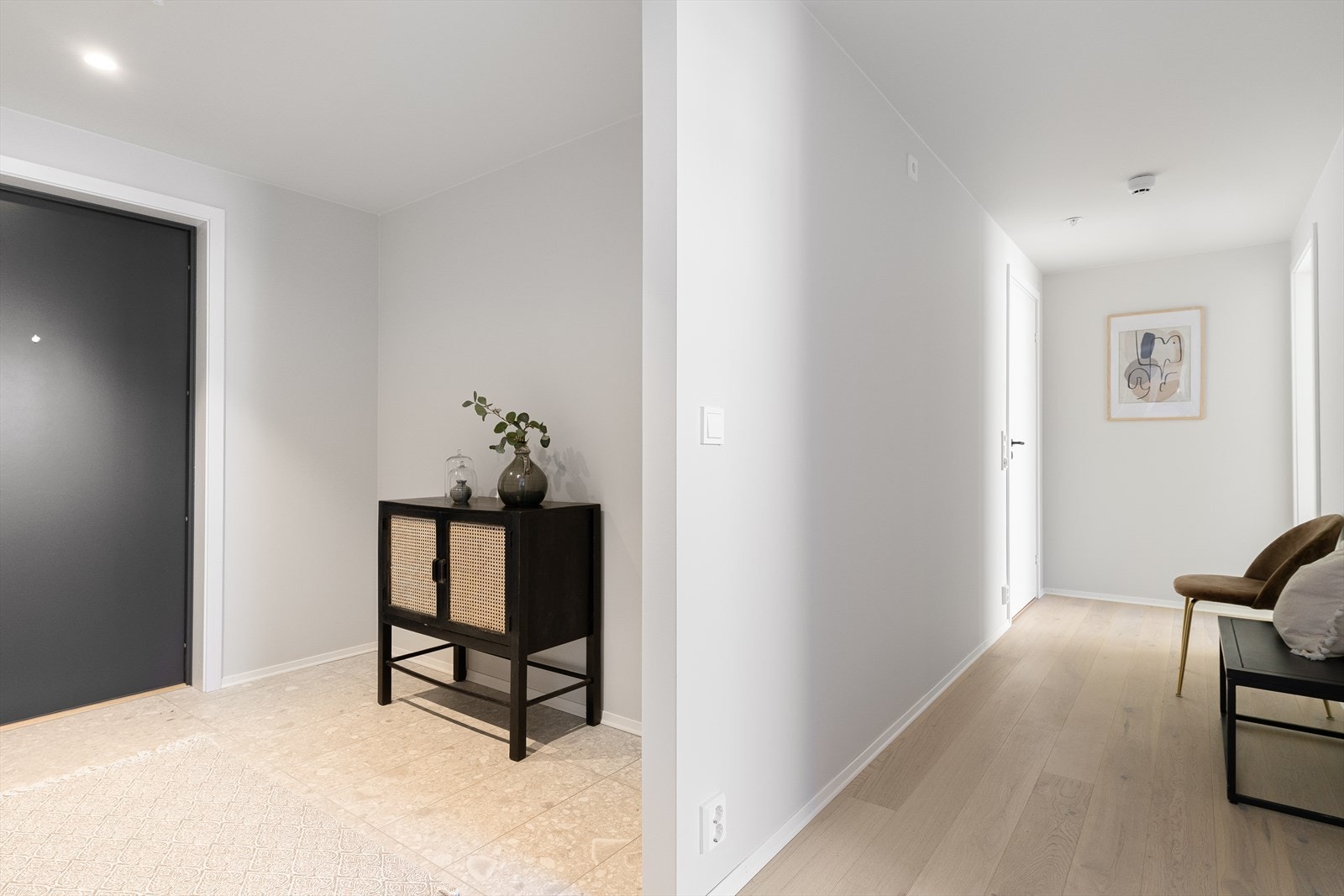 Gang/entré med god plass til å sette inn klesskap og henge fra seg yttertøy. Galleribilde