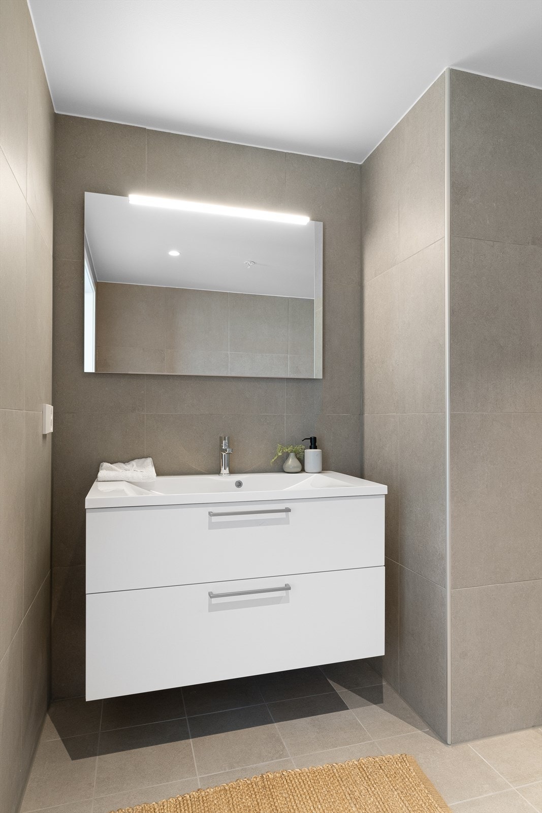Badet har god plass til oppbevaring i skuffer under skap. Galleribilde