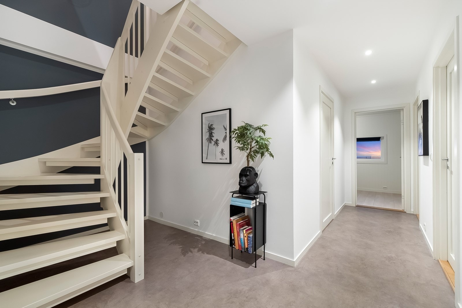 Lys og bred gang som binder sammen de 3 soverommene, badet og vaskerommet. Galleribilde