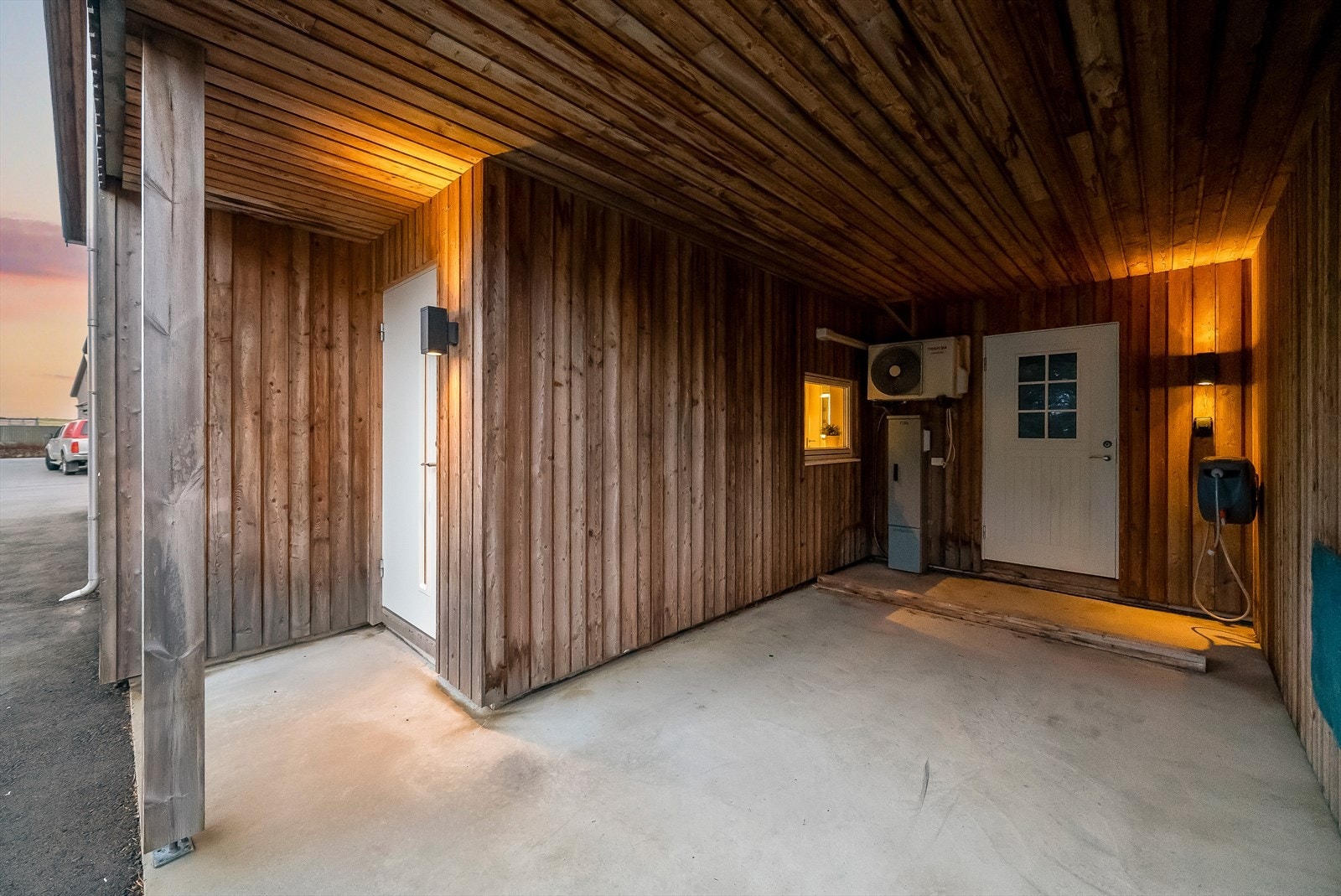 Carport med inngang til boligen via vaskerommet. Galleribilde