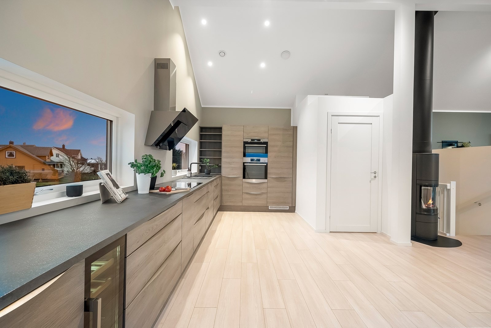 Godt utstyrt Aubo kjøkken med alle hvitevarer integrert. Galleribilde