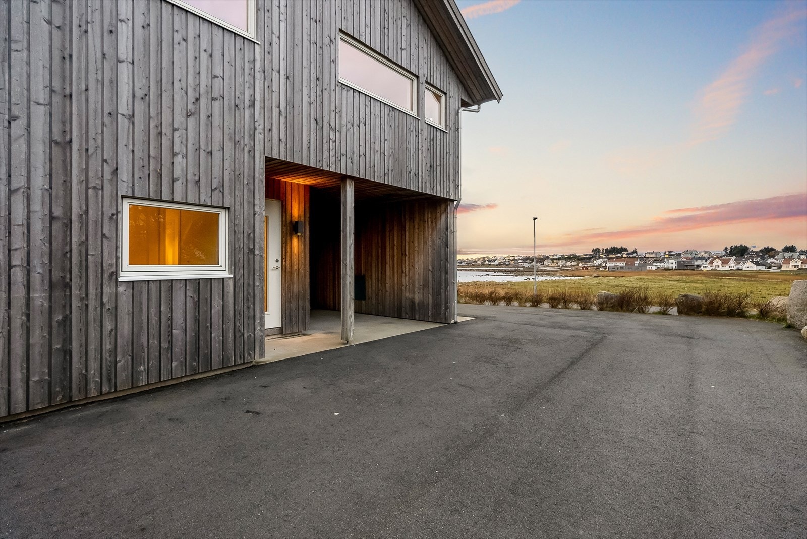 Godt med parkering ved boligen og en plass i carporten. Galleribilde