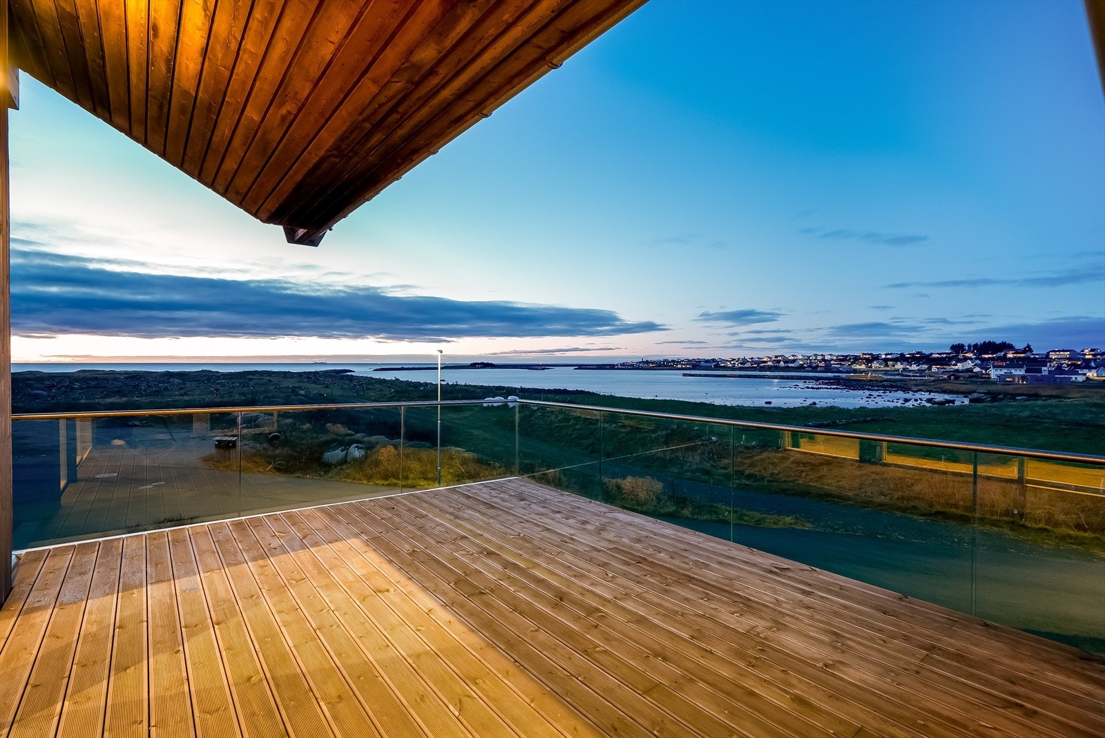 Flott beliggende bolig med nydelig utsikt mot Borhaug og havet. Galleribilde