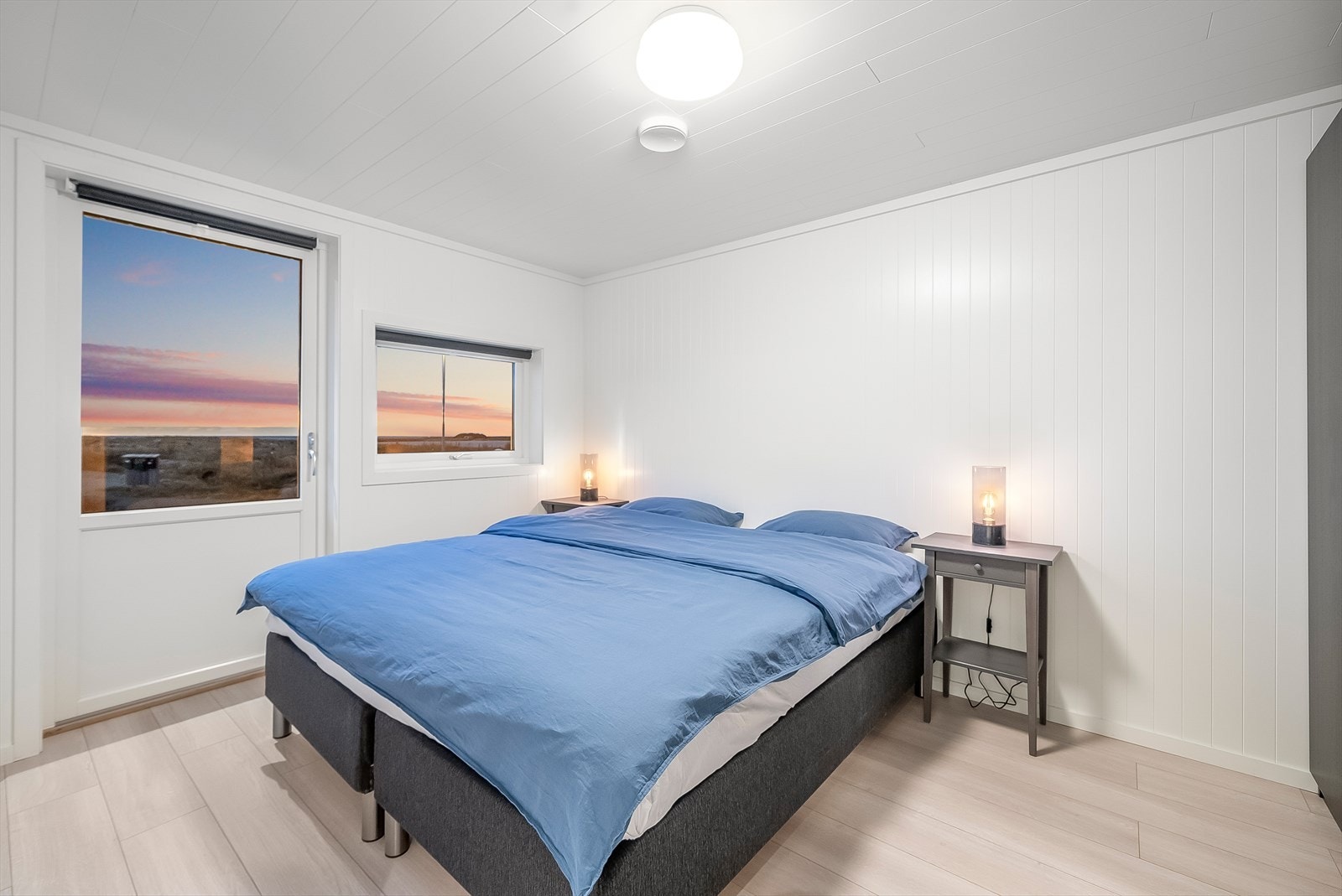 Hovedsoverommet har utgang til hagen og plattingen i front. Galleribilde