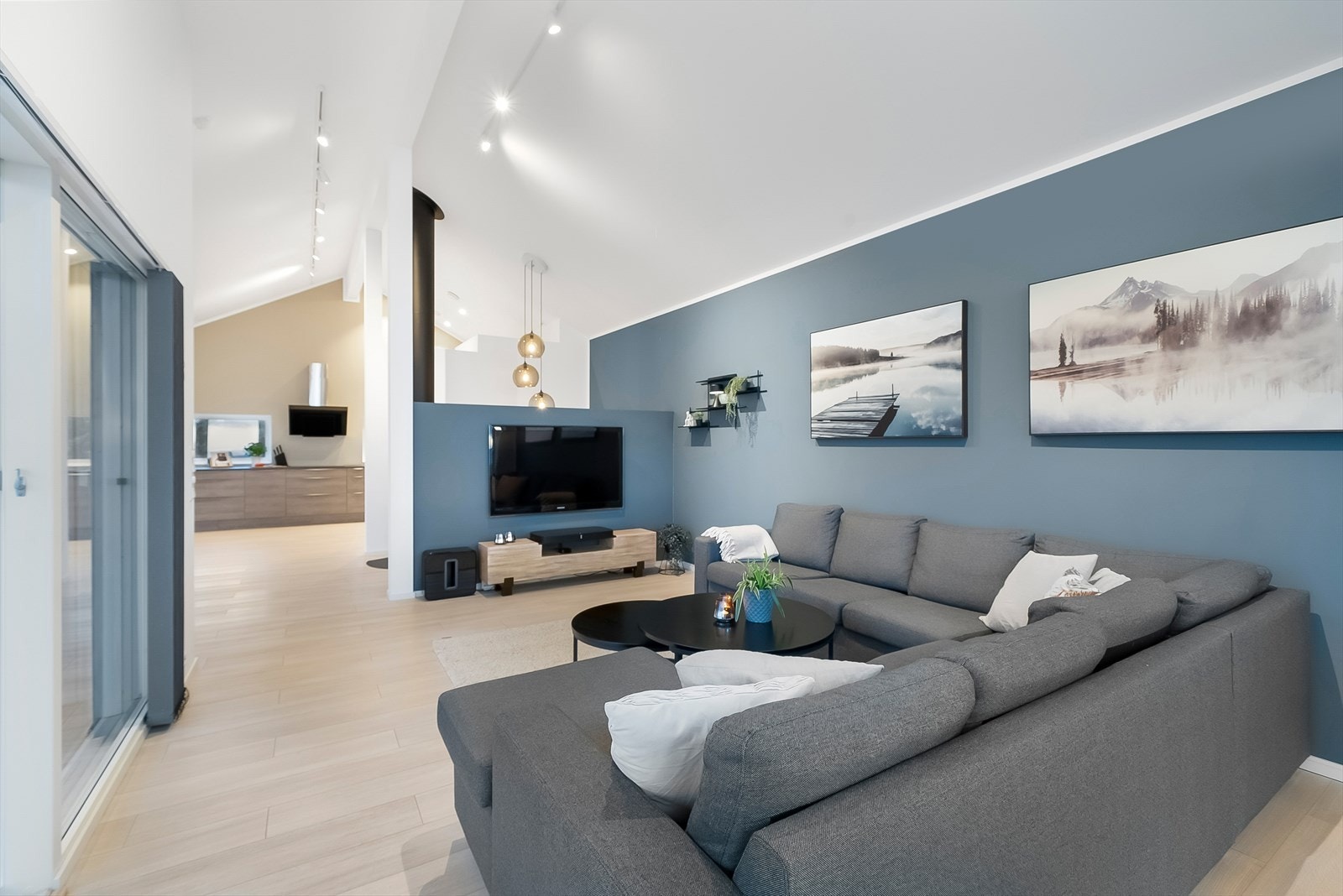 2. etasje har en ekstra god takhøyde som skaper en god atmosfære. Galleribilde