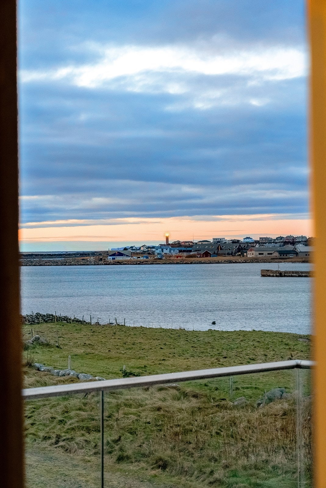 Fyret (Lista) blinker i det fjerne. Galleribilde