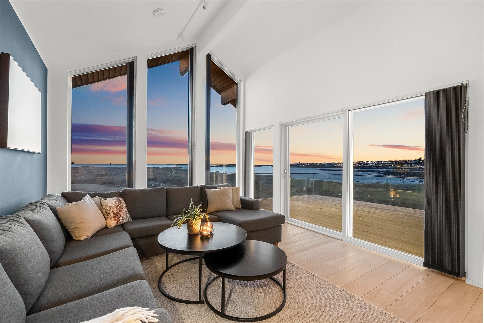 Utsikten fra boligen er særs flott. Her kan man nyte de mange solnedgangene og fargespillet. Galleribilde