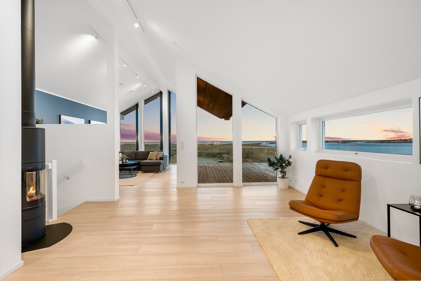 Stuens utforming gir rom for møblering i soner. Galleribilde