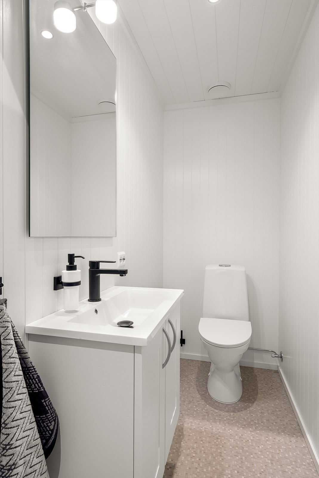 Praktisk toalettrom i 2. etasje. Galleribilde