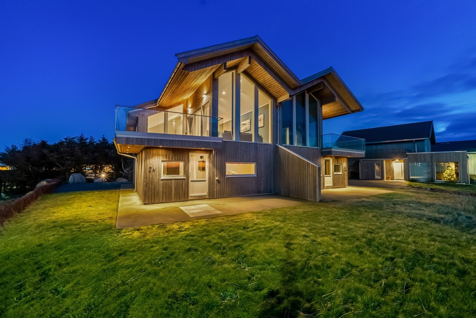 Rundt eiendommen er det plenlagt område med rom for litt boltreplass. Galleribilde