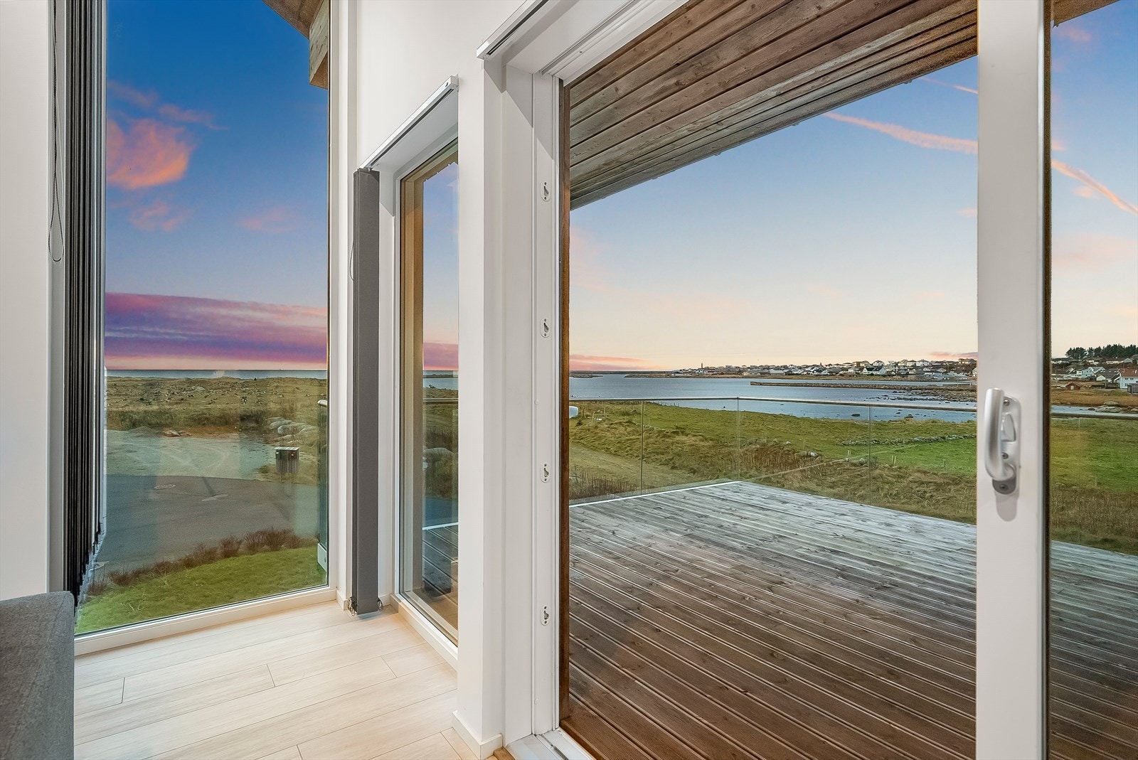 Fra stua er det utgang til en stor terrasse med glassrekkverk for uhindret utsikt. Galleribilde