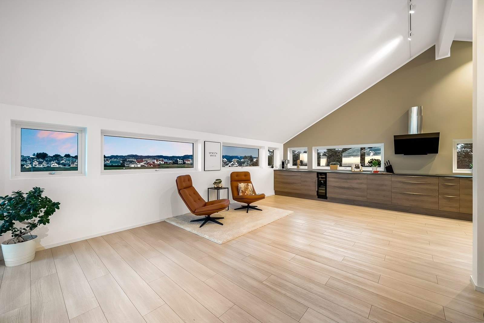 De langstrakte vinduene blir som et levende bilde inn i boligen. Galleribilde