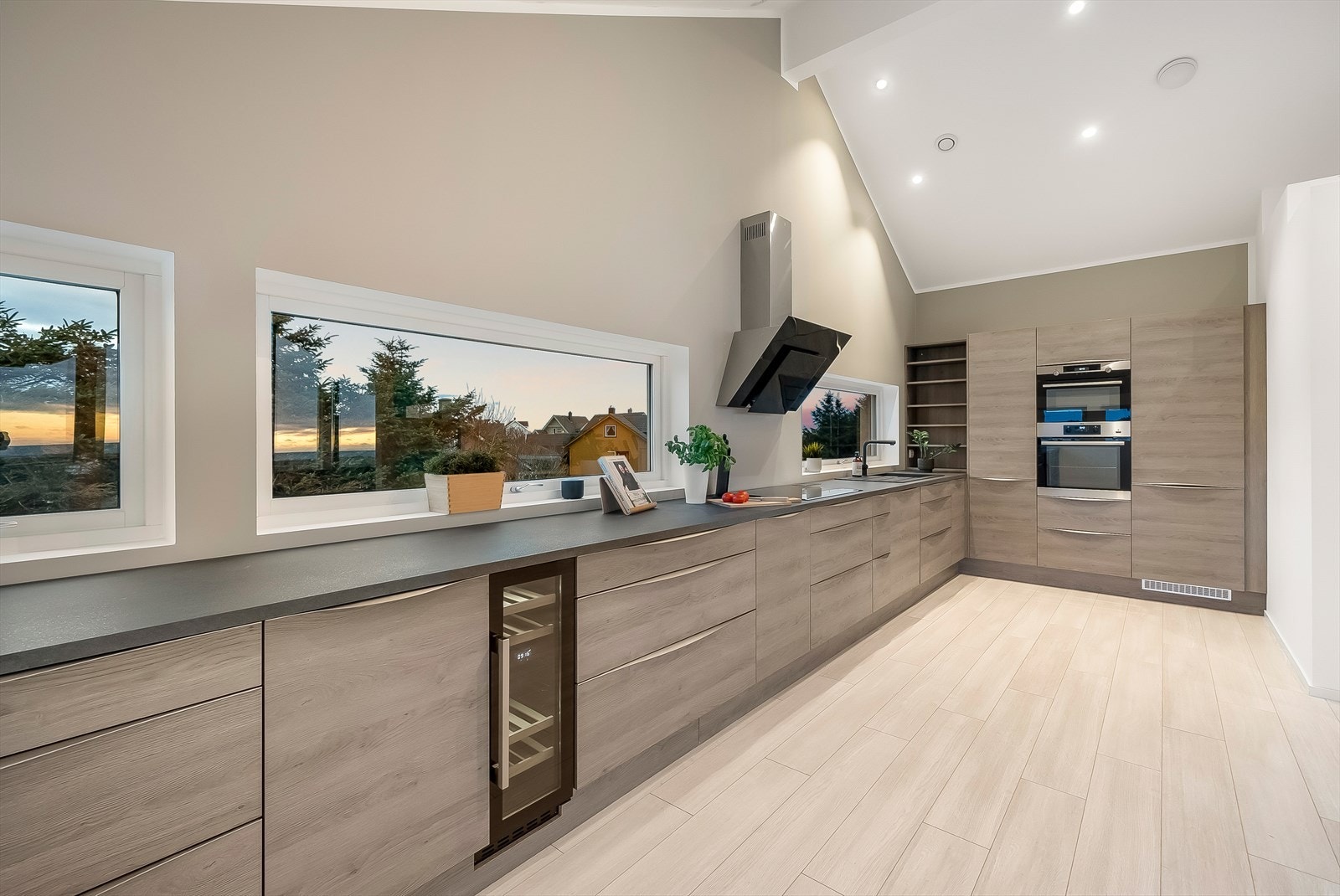 Kjøkkenets utforming gir rom for en god arbeidsplass. Galleribilde