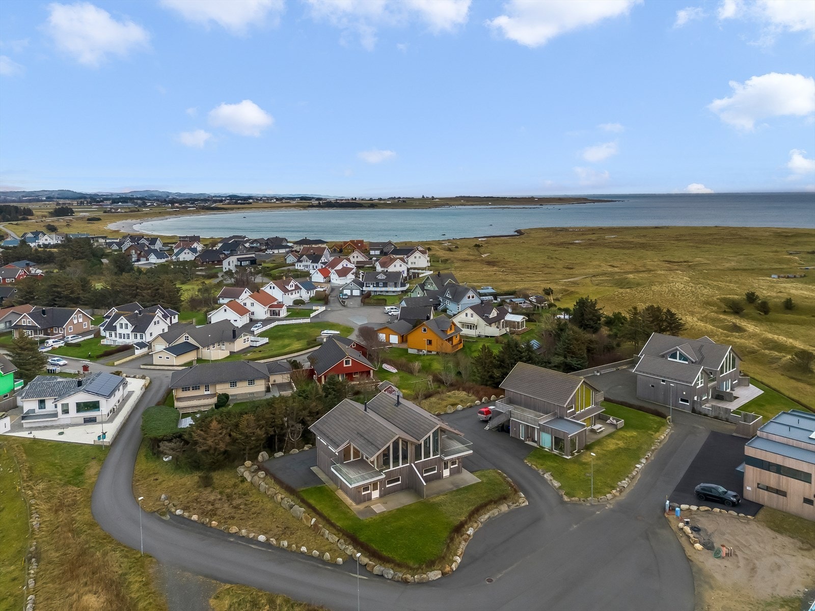 Boligen ligger i ytre del av et veletablert boligfelt på Tjørveneset. Galleribilde