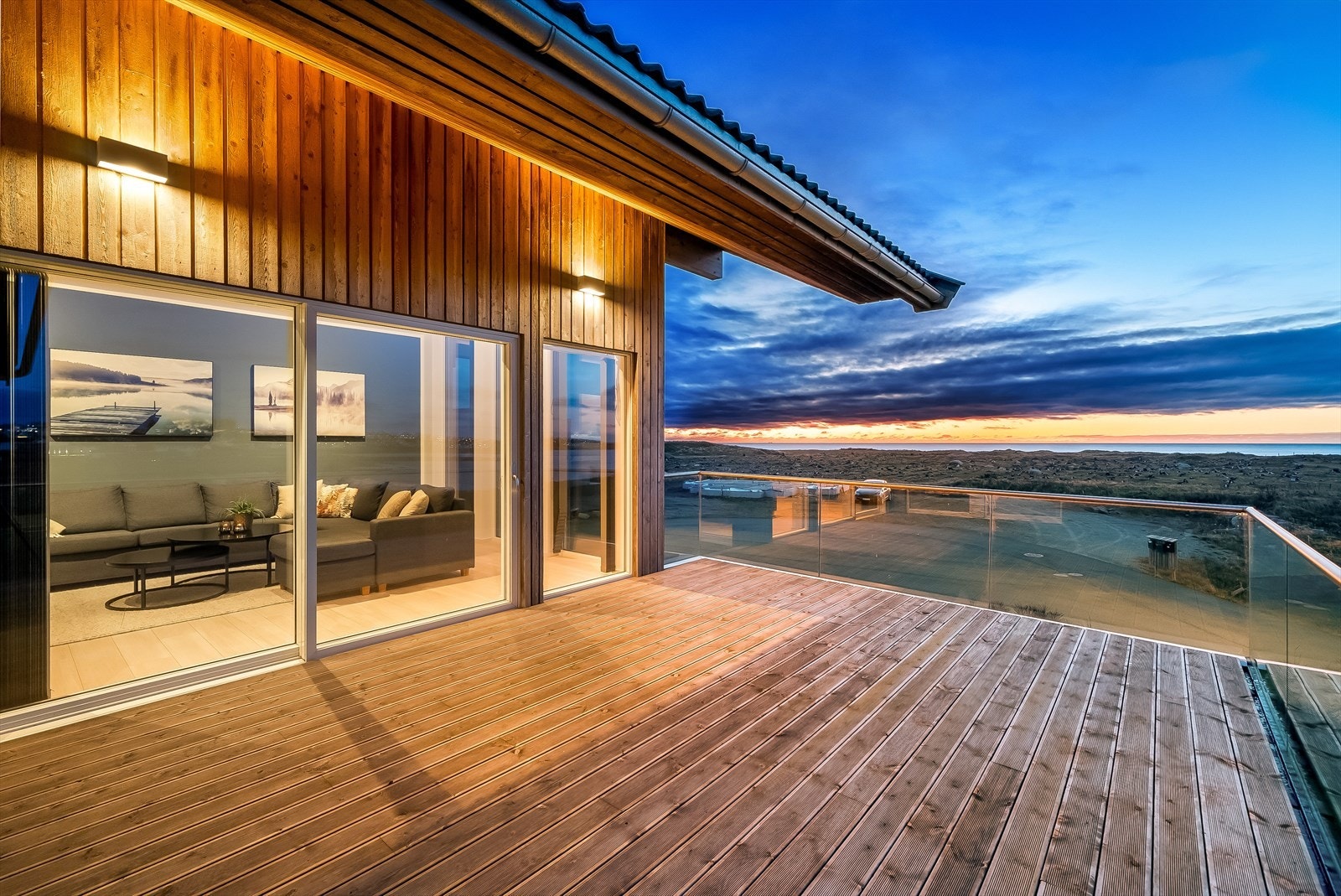 På flotte og stille sommerkvelder kan man nyte solnedgangen fra denne terrassen som er delvis overbygd. Galleribilde