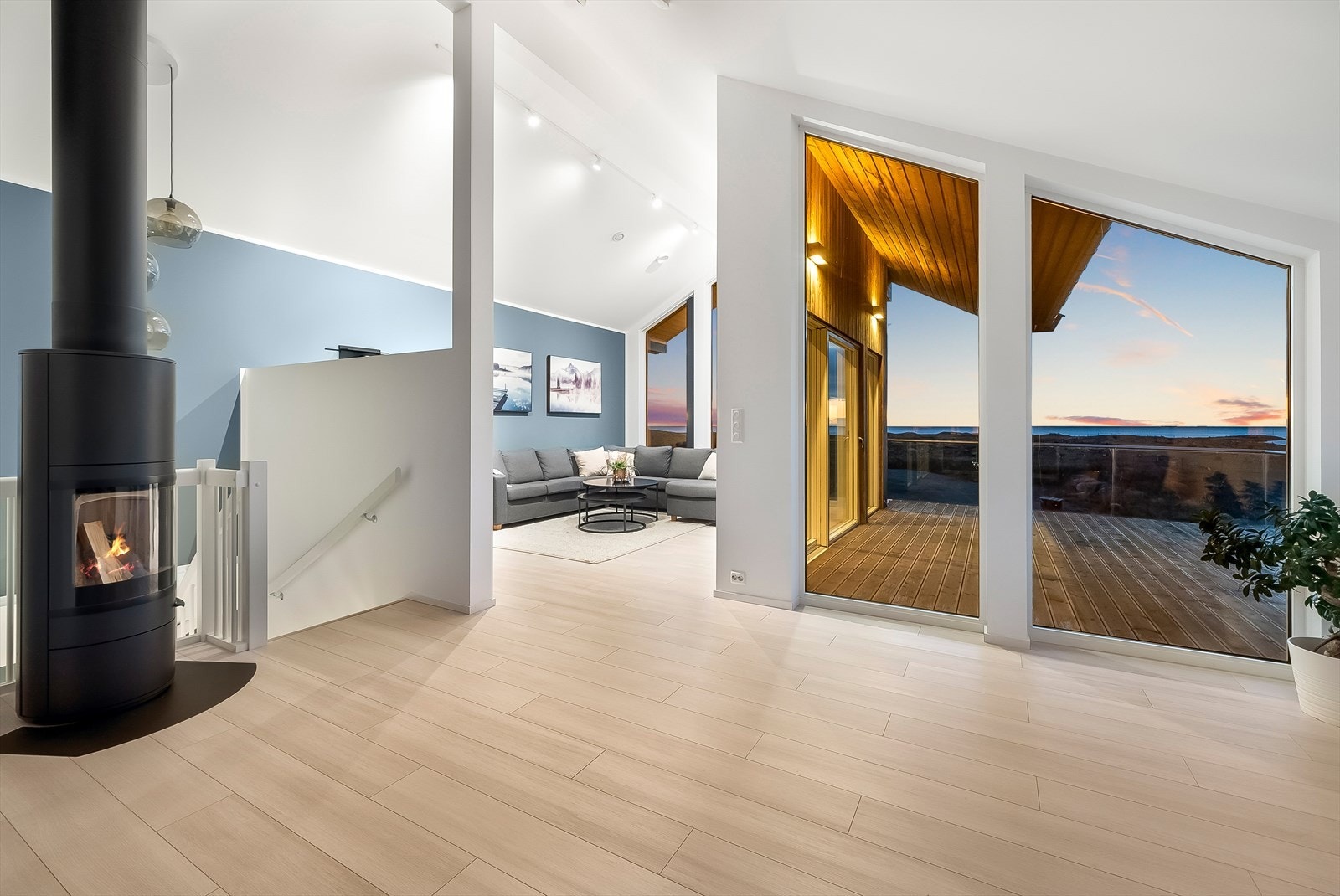 Stuen har en naturlig romdeling med tv-stuedel, dagligstue og spisestueplass. Galleribilde