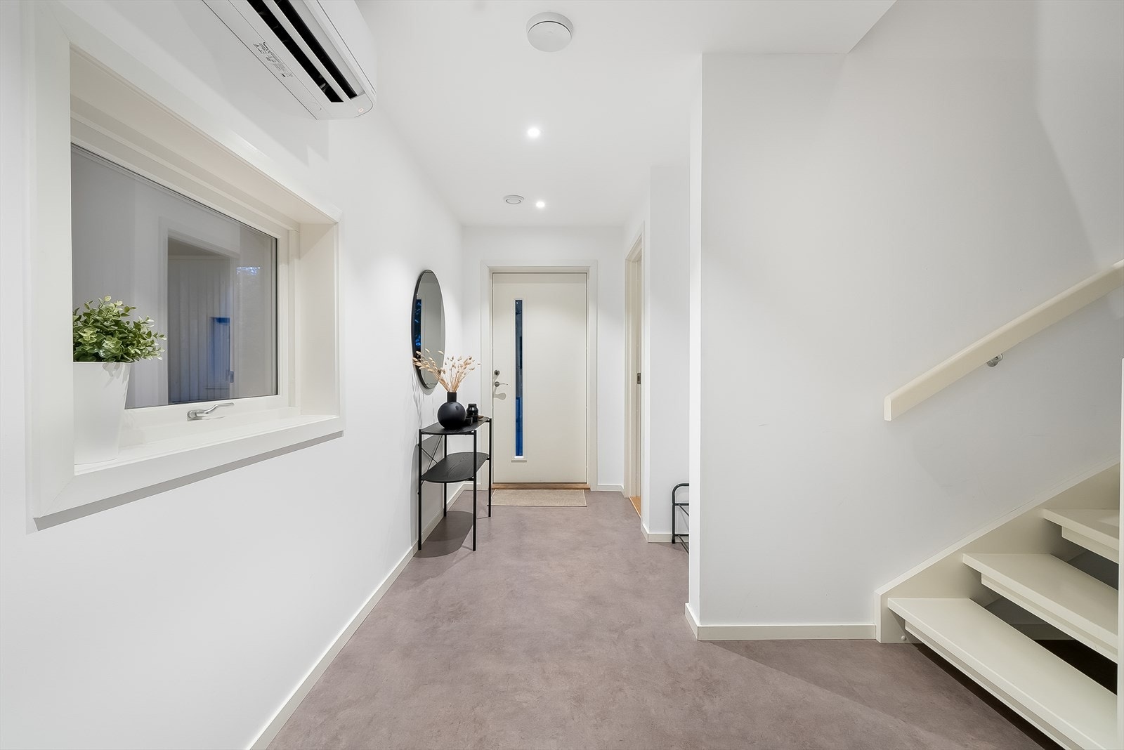 Inngangspartiet. Varmepumpe installert i gangen. Varmekabler i gulv. Galleribilde