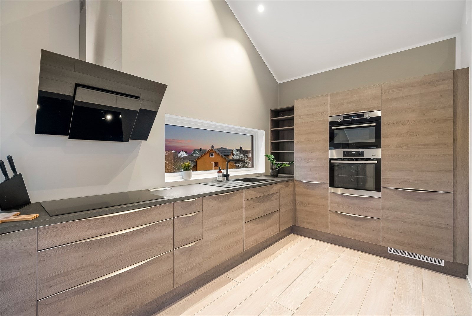 Kjøkkenet har en moderne og fin utforming. Galleribilde