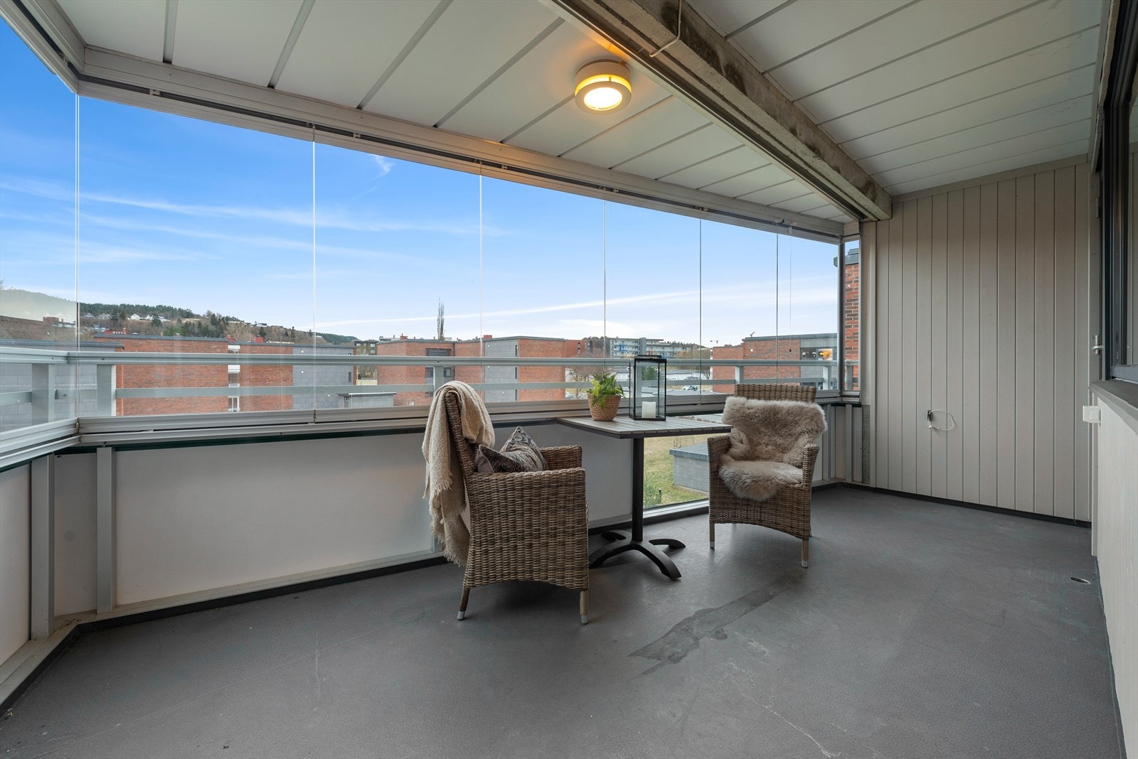 Flott innglasset balkong på 10m² med to utgangsdører, en fra stuen og en fra soverommet. Galleribilde