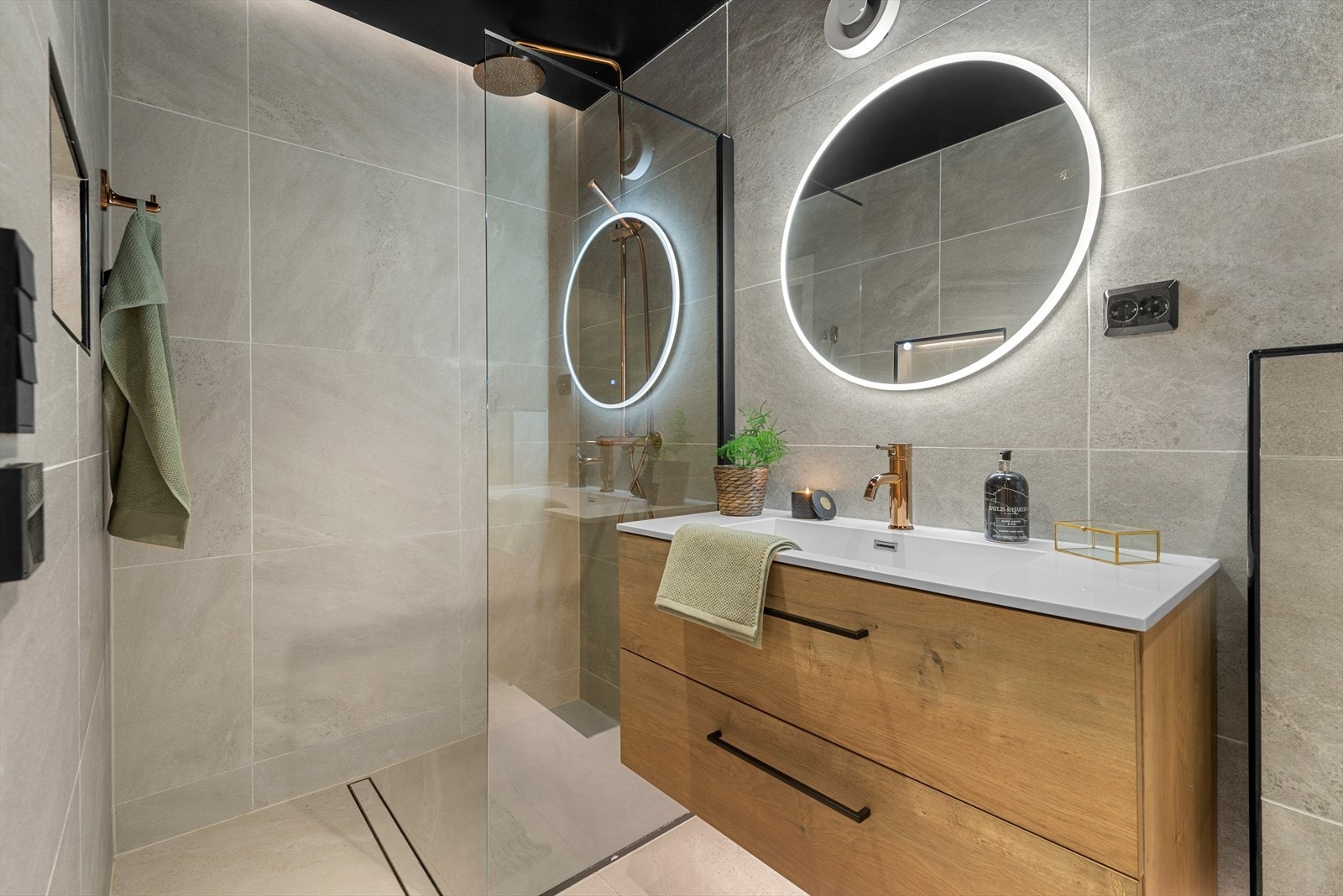 Lekkert flislagt bad fra 2020. Badet har fått tilstandsgrad 0 av takstmann og fremstår i god stand. Galleribilde