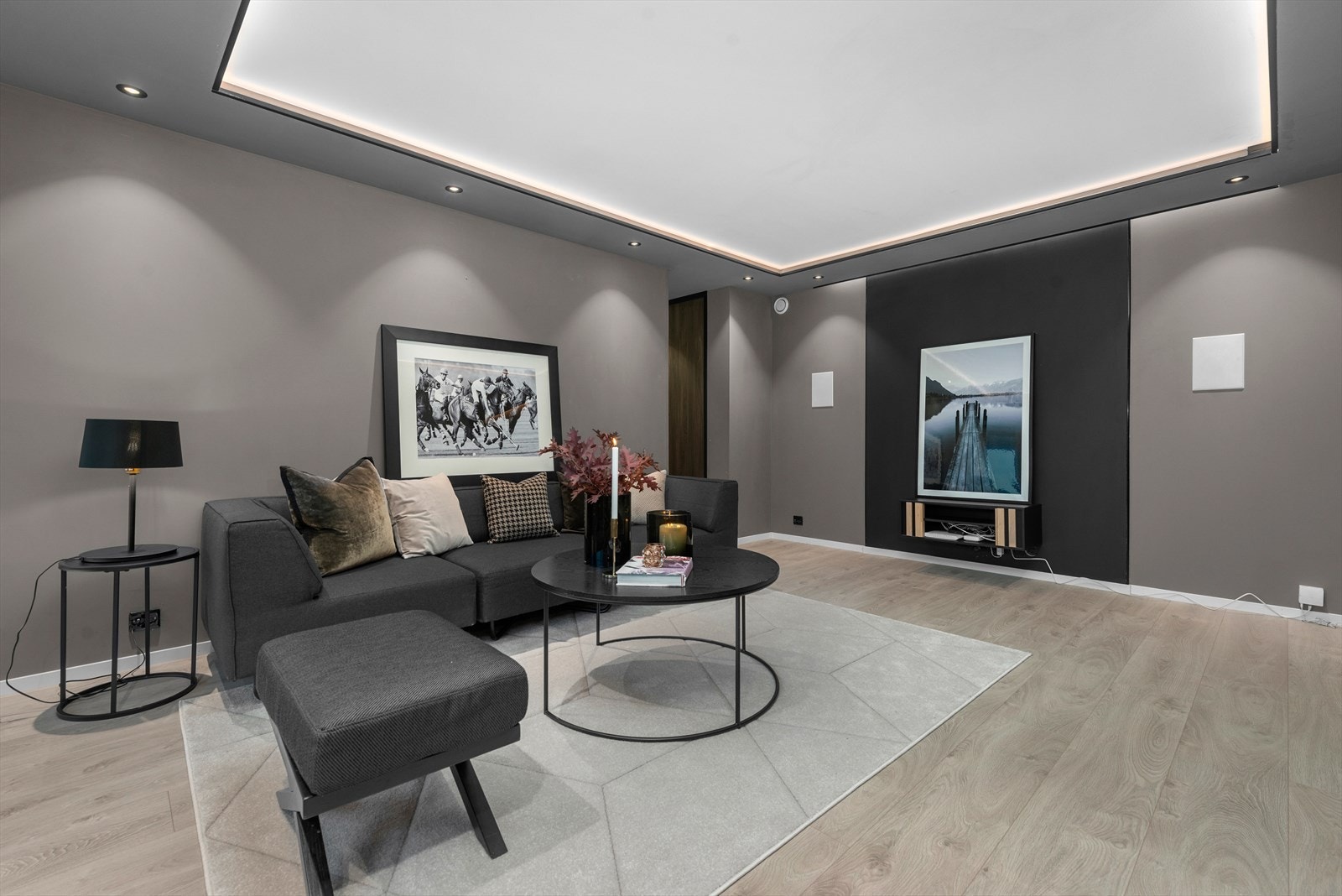 Downlights og stilig lyshimling kombinert med god takhøyde gir hele leiligheten et løft. Galleribilde