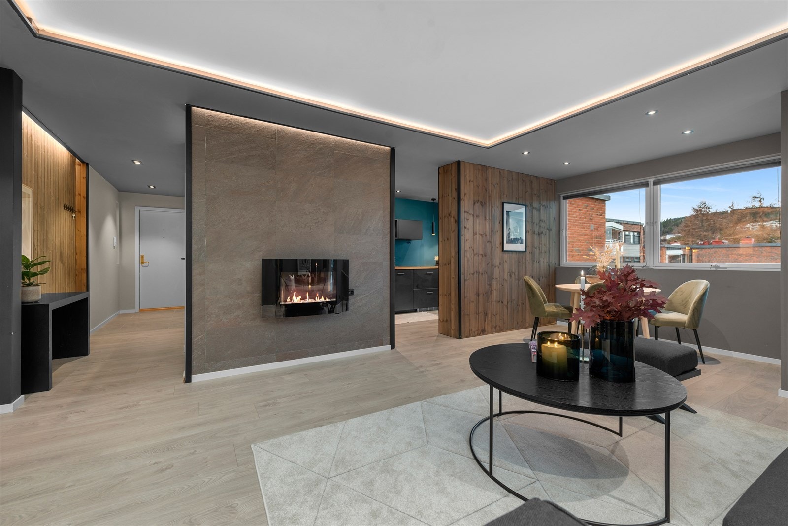 Stuen er på 24,5m² med gjennomgående pen og moderne standard i leiligheten. Galleribilde