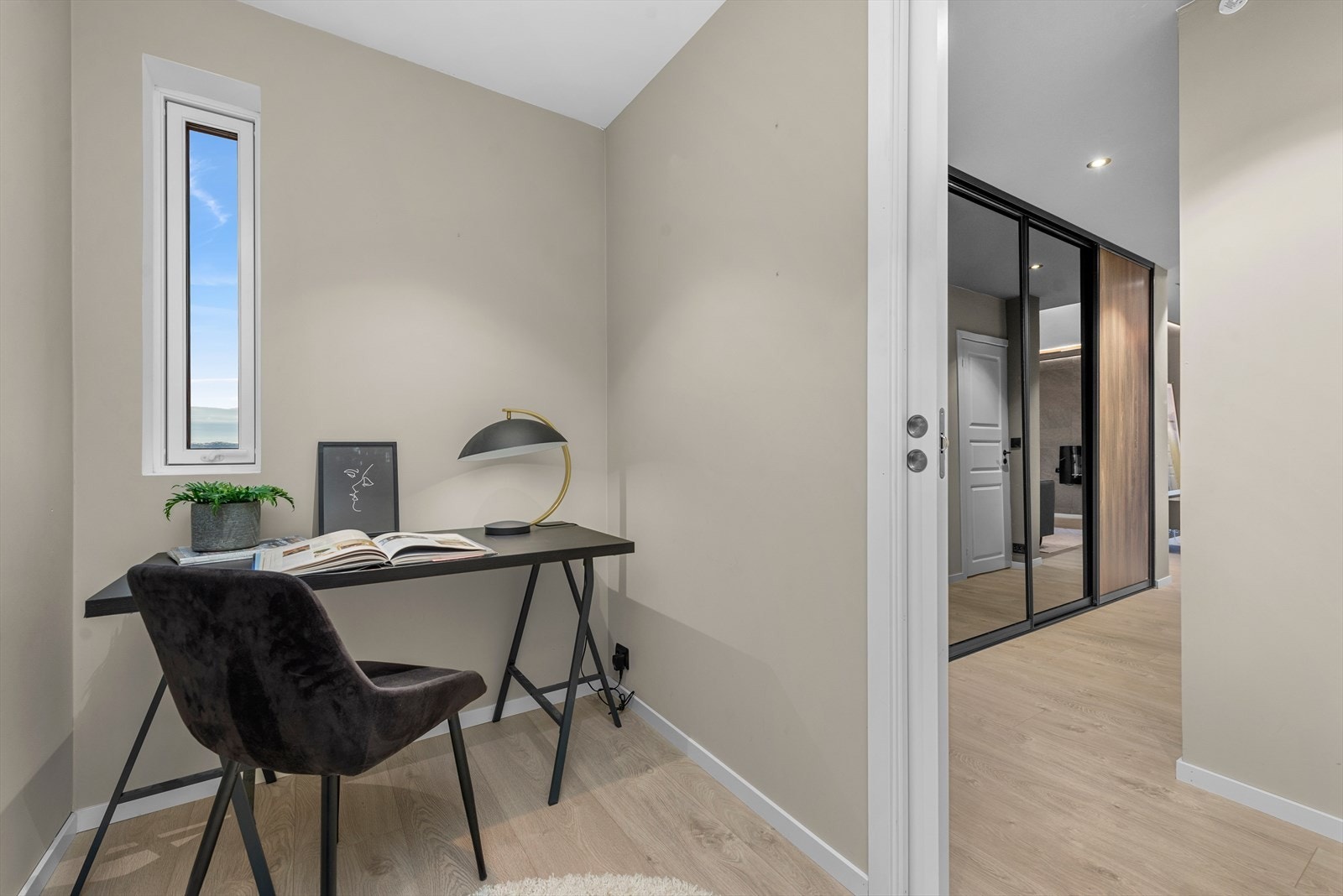 Leiligheten byr på et koselig kontorrom på 4m² med skyvedør, som bidrar til en god arbeidsatmosfære. Galleribilde