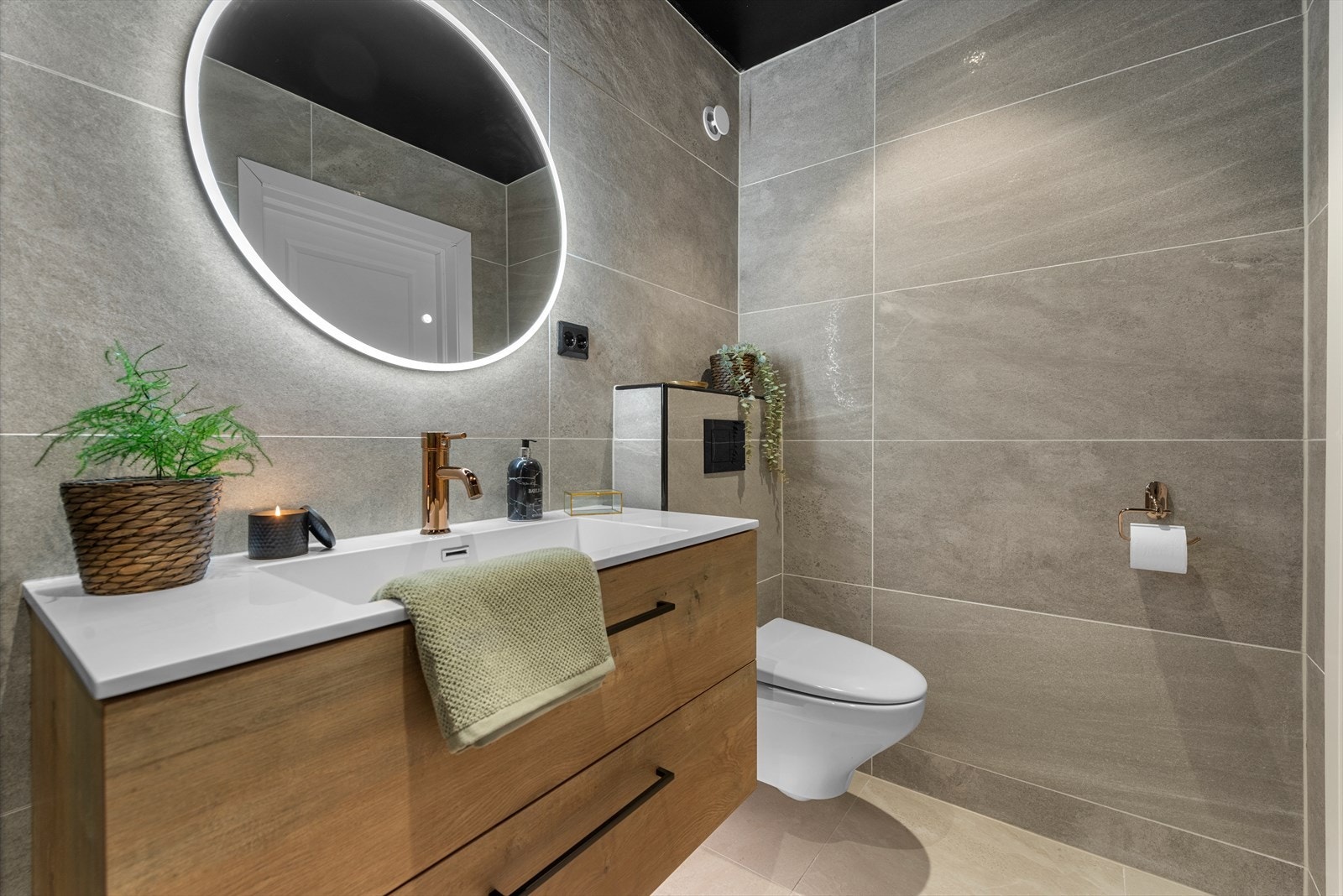 Badet er på 3,5m² med behagelig Gulvvarme. Utstyrt med servantskap, mekanisk avtrekk, dusjnisje og veggmontert wc. Galleribilde
