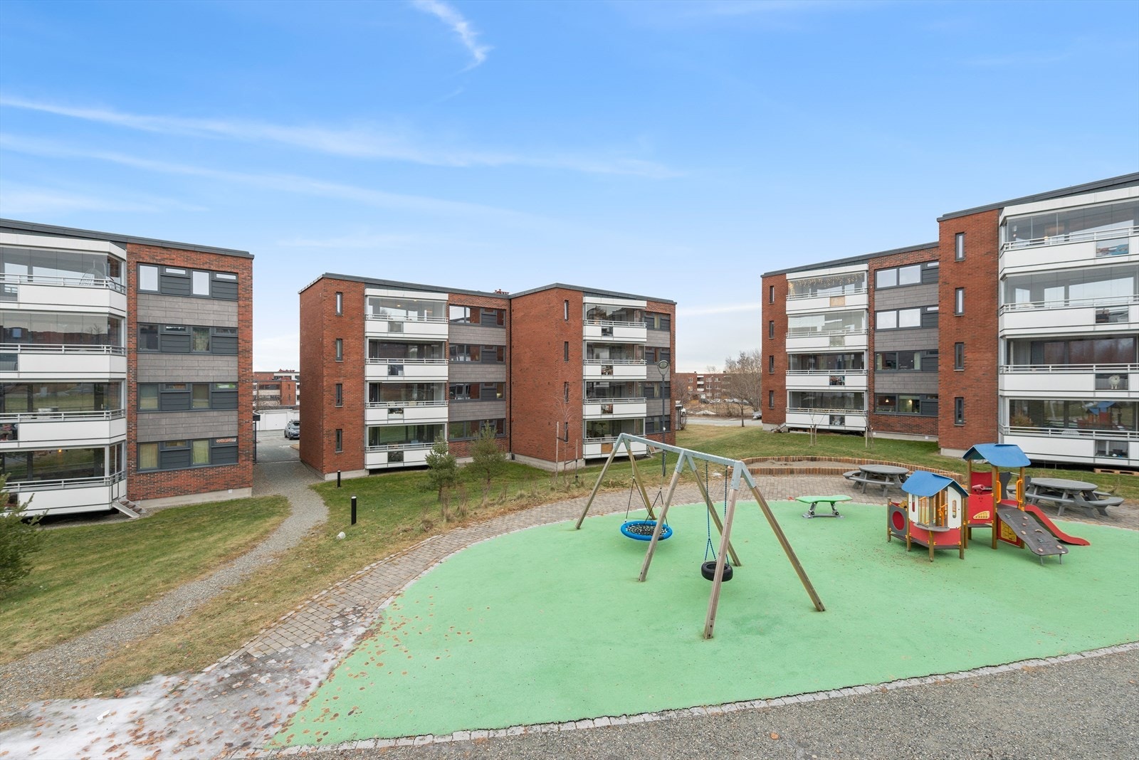 Borettslagets fasader ble ferdig rehabilitert mellom 2016-2022 og byggene har fått en mye mer moderne utforming. Fellesarealene er pent opparbeidet med egne lekeplasser for de minste, flotte grøntarealer og internstier. Galleribilde