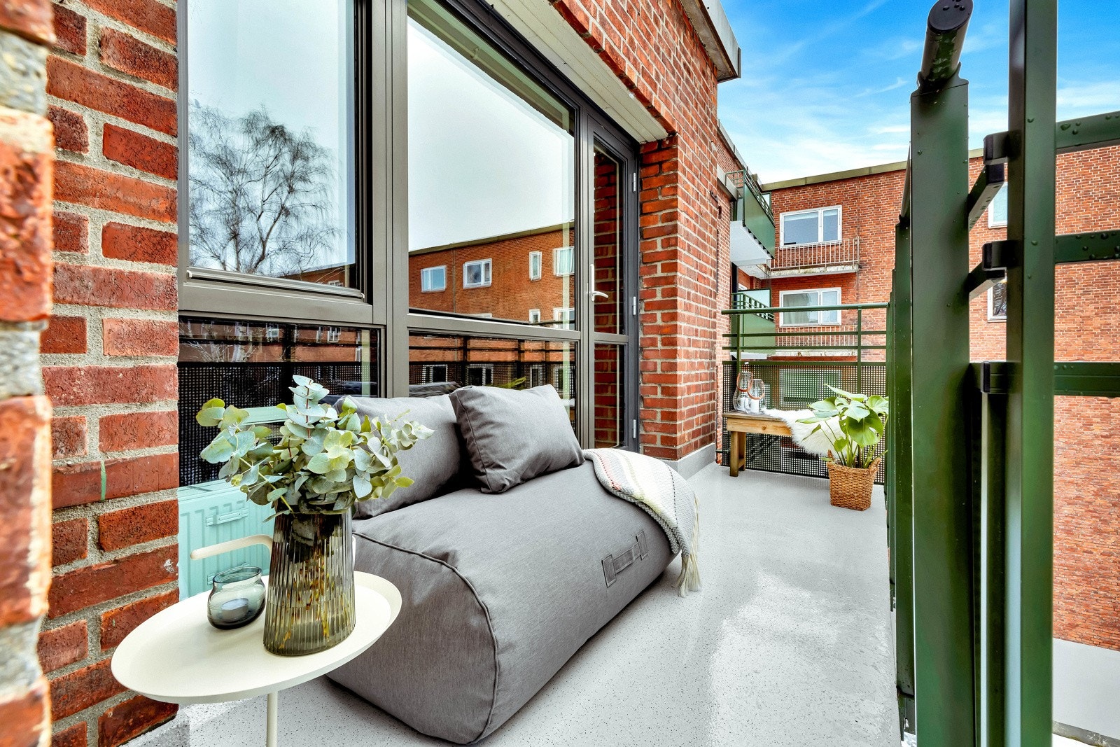 Fra stuen er det utgang til balkong på ca 8 m2 Galleribilde