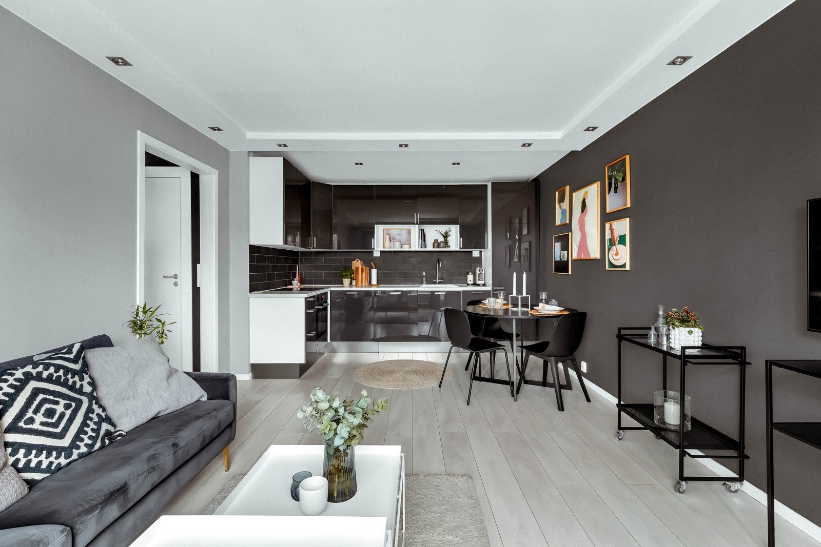 Rommet har slitesterk laminat på gulv og er malt i moderne farger. Her er det også downlights i himling Galleribilde