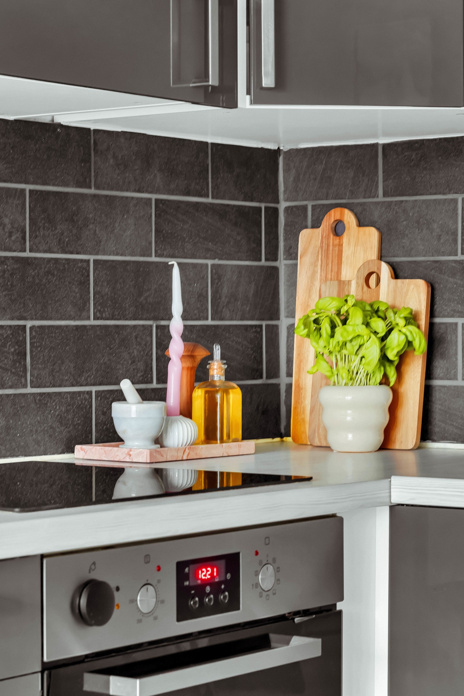 Det er dekorative fliser på veggen over kjøkkenbenken, samt stikkontakt under overskapene Galleribilde