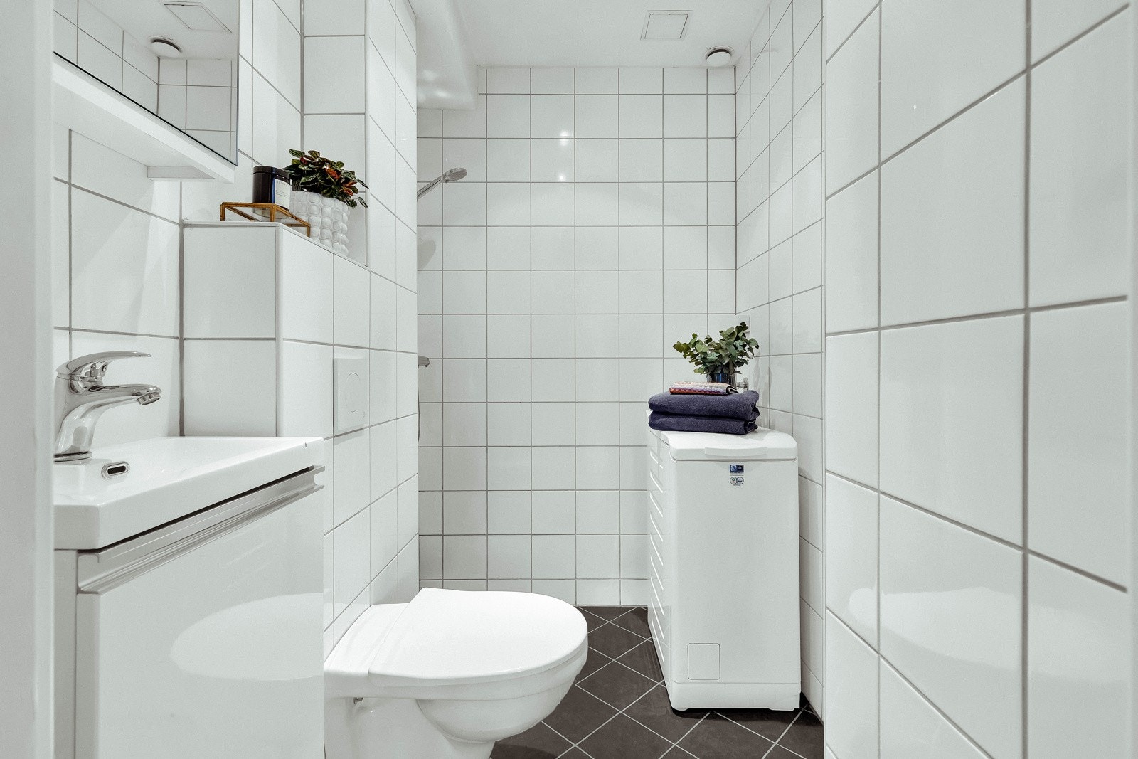 Baderommet ble også oppusset i 2012 og har varmekabler i gulv og downlights i himling. Badet er innredet med vegghengt servantskap med keramisk vask med ett-greps blandebatteri, samt speilskap over servanten Galleribilde