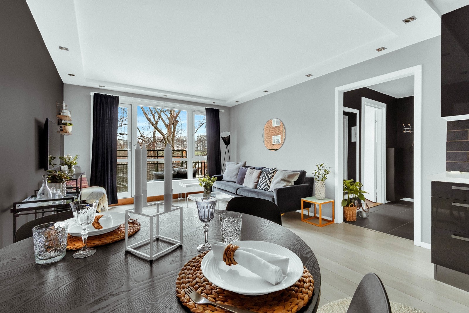 Boligen oppleves som lys og innbydende og har en effektiv planløsning Galleribilde