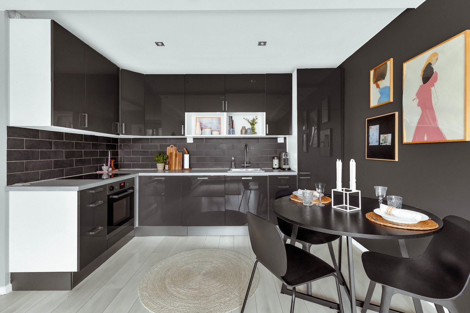 Leiligheten inneholder et pent kjøkken fra 2012 med åpen løsning mot stue. Kjøkkeninnredningen har grå høyglansfronter og håndtak i stål, samt benkeplate i laminat med nedfelt keramisk vask og ettgreps armatur i krom Galleribilde