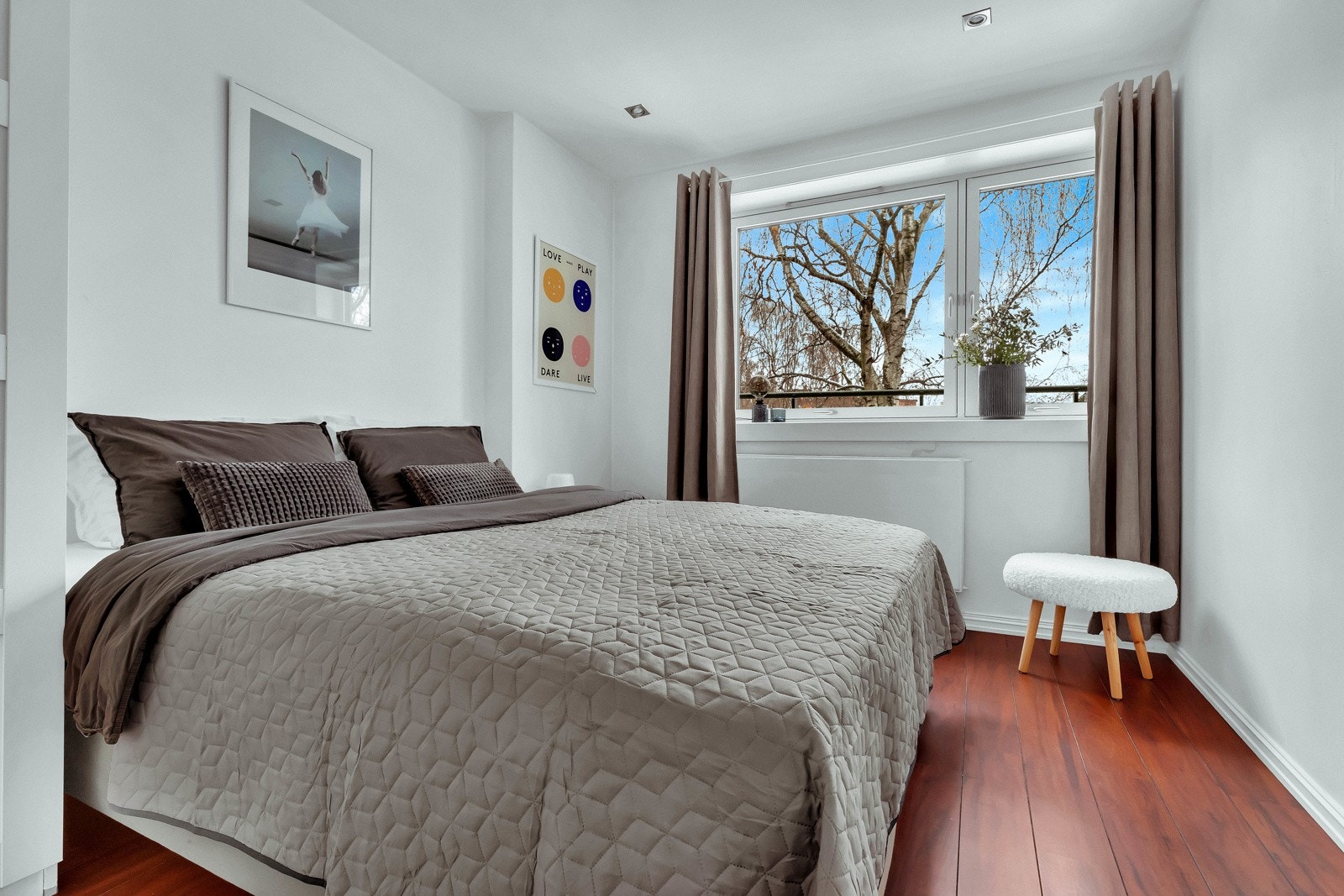 Videre finner du et hyggelig soverom med garderobeskap og plass til dobbeltseng Galleribilde