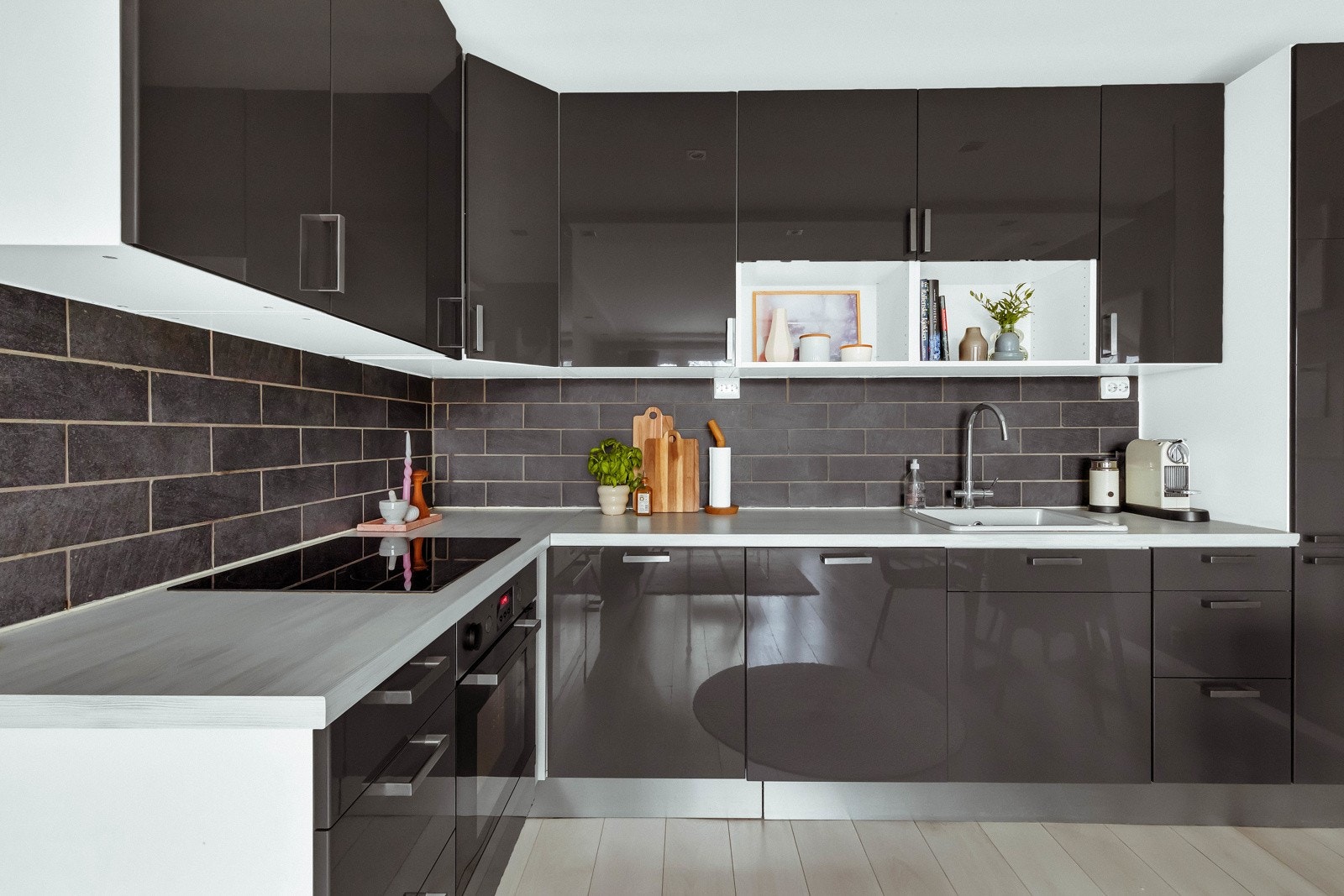 Videre er kjøkkenet utstyrt med integrerte hvitevarer som oppvaskmaskin, stekeovn og induksjonsplatetopp fra Ikea samt kjøl/frys fra Electrolux Galleribilde