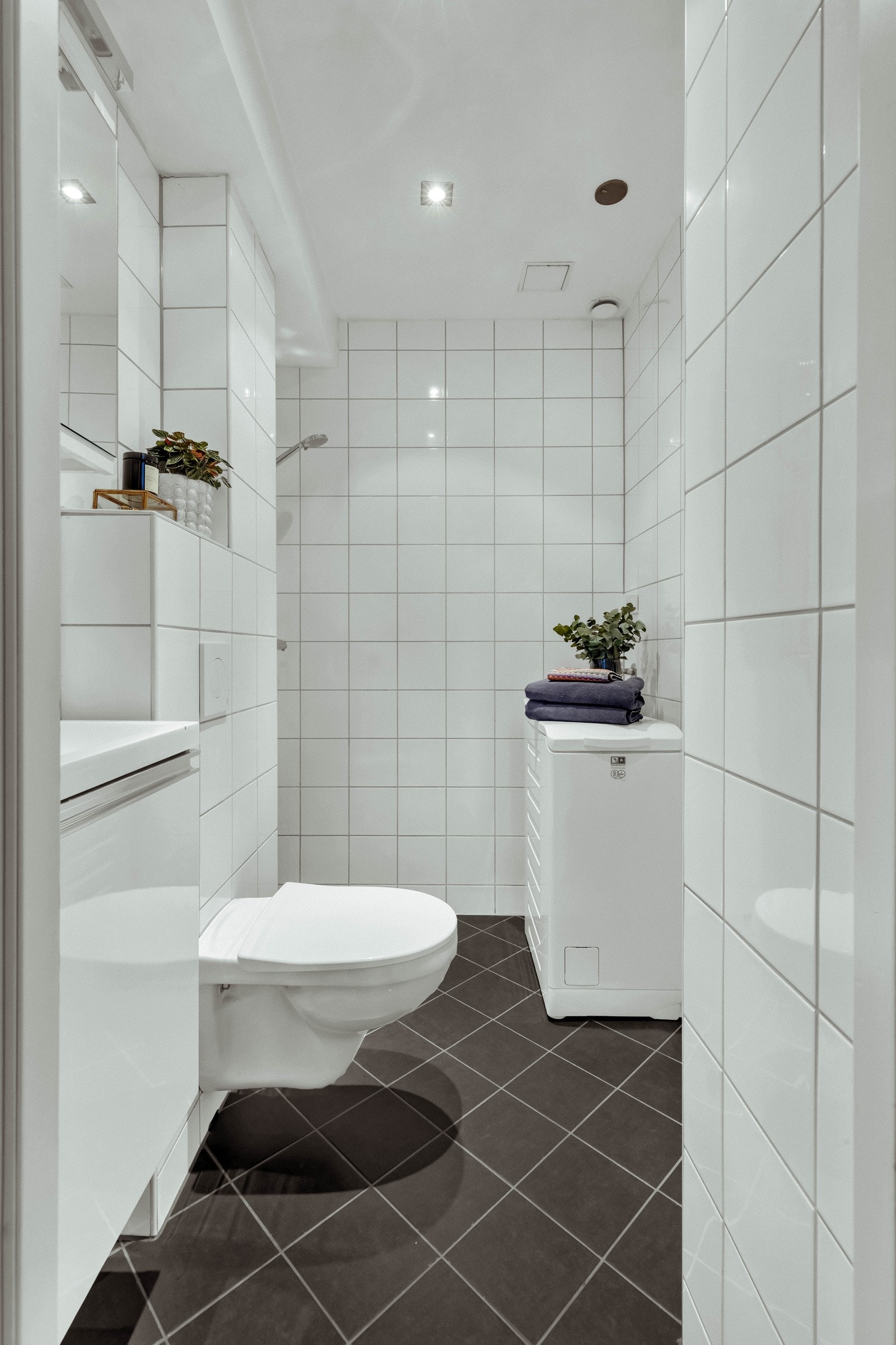 Det er også vegghengt toalett og dusjplass med termostatstyrt dusjbatteri i krom med hånddusj. Det er også opplegg for vaskemaskin på badet og fellesvaskeri i borettslaget Galleribilde