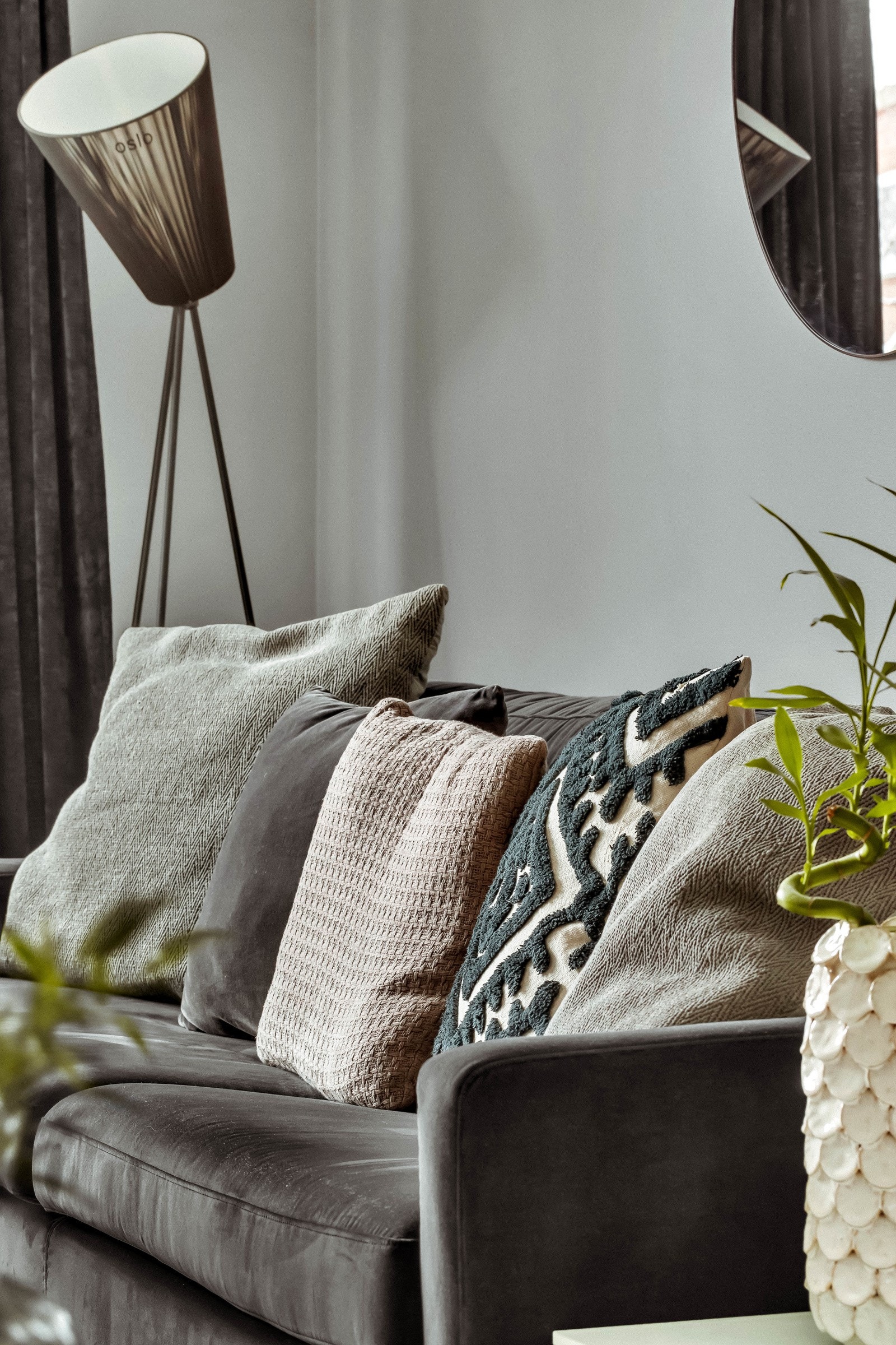 Hele leiligheten vender mot hyggelig bakgård og har frodig utsyn mot store, grønne trær sommerstid Galleribilde