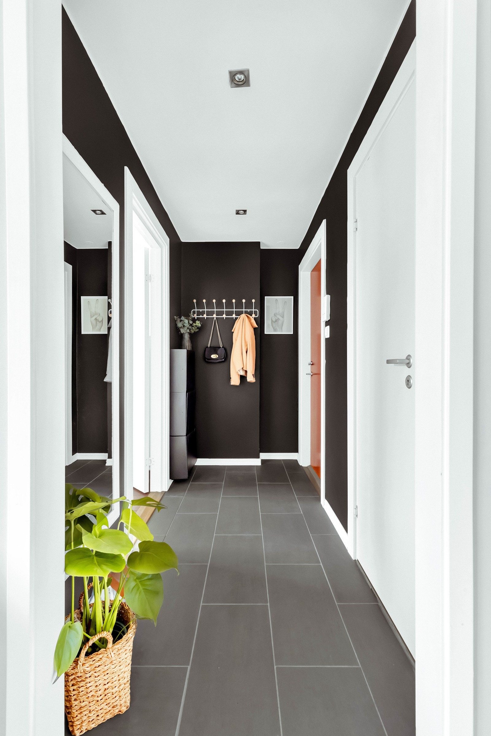 Gangen har mørke slette vegger, samt downlights i himling. Her er det oppheng av yttertøy på knagger og skoskap for oppbevaring av sko Galleribilde