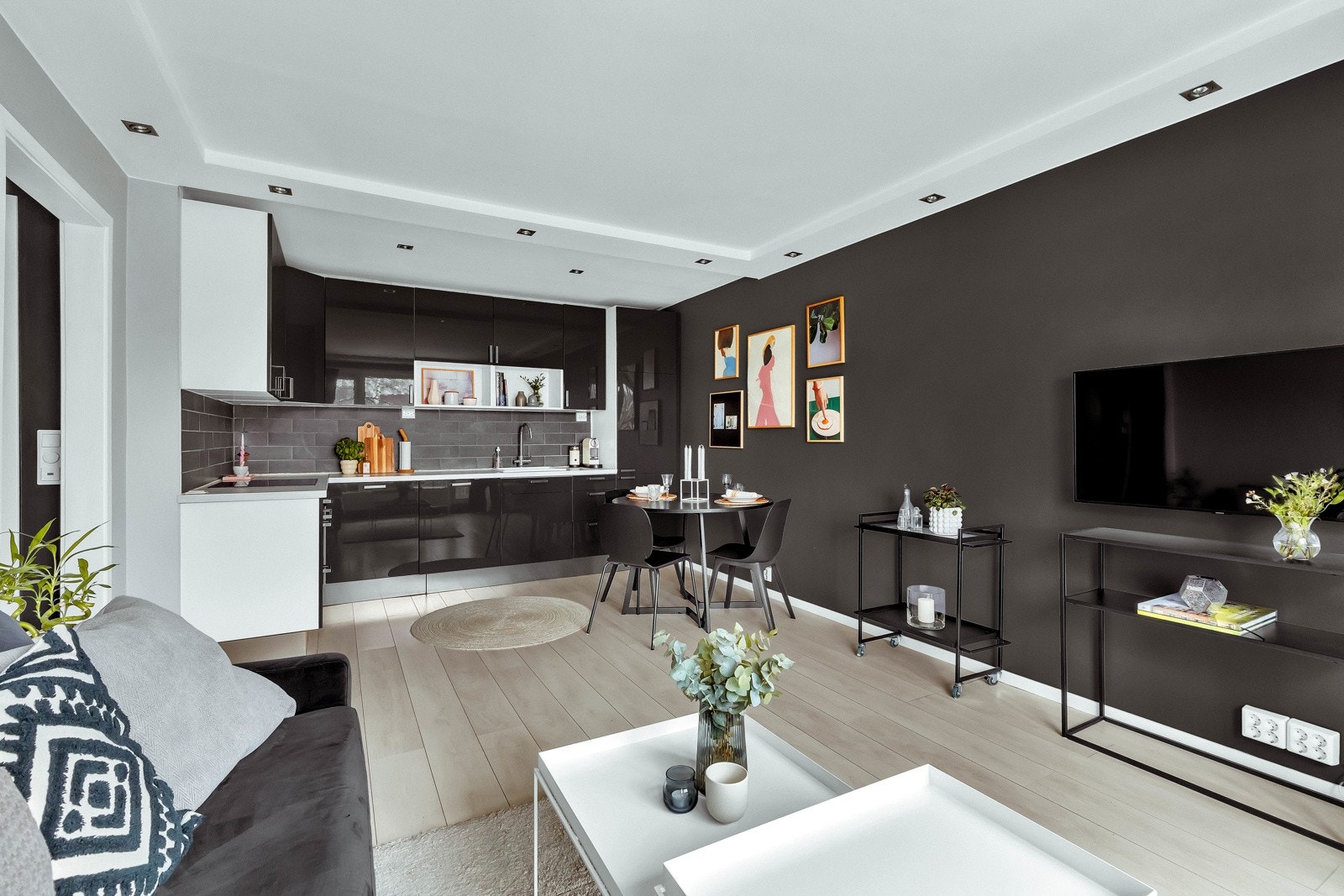 Stue og kjøkken er av åpen løsning og oppleves som et hyggelig oppholdsrom Galleribilde