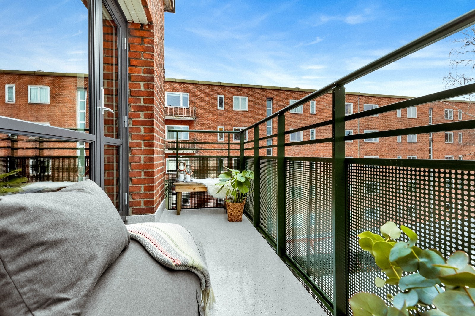 Her kan du innrede med utemøblement og nyte morgen- og formiddagssol frem til ca kl 12 sommerstid. Om sommeren kan du også nyte det frodige utsynet mot store, flotte trær mot øst Galleribilde