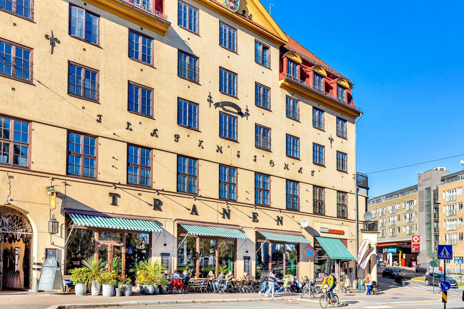 Nabolaget har et godt utvalg av cafeer, restauranter og barer som er populære for bl.a. uteserveringen ved Alexander Kiellands plass Galleribilde