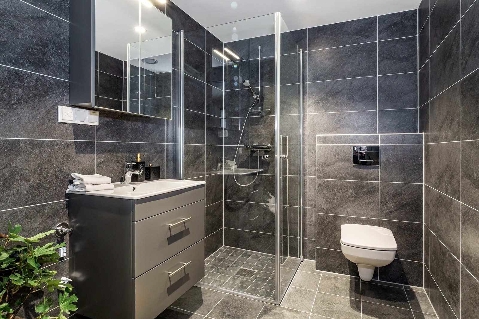 Moderne bad fra master bedrom med opplegg til vaskemaskin og tørketrommel Galleribilde