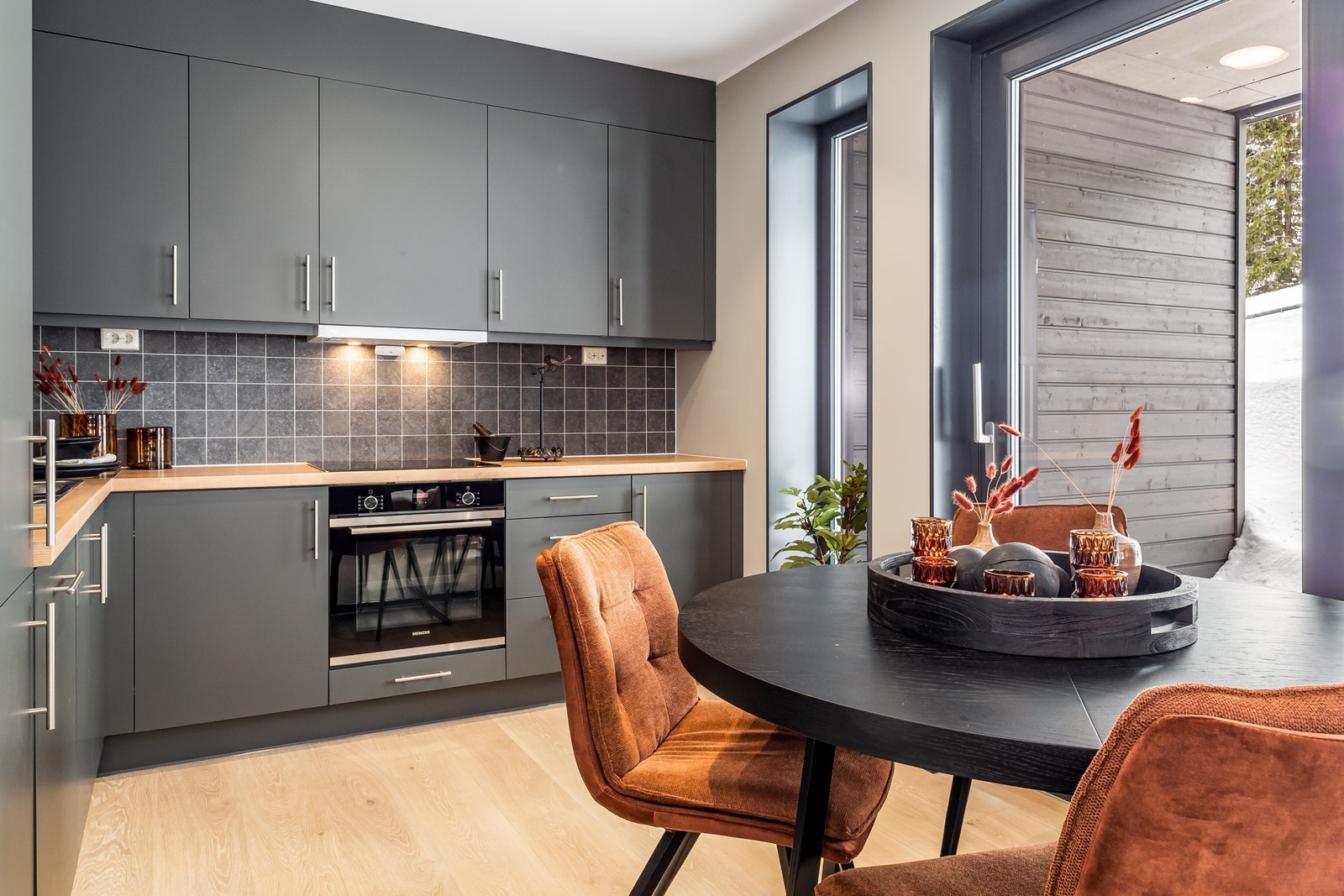 Kjøkken/spiseplass med utgang til vestvendt markterrasse Galleribilde