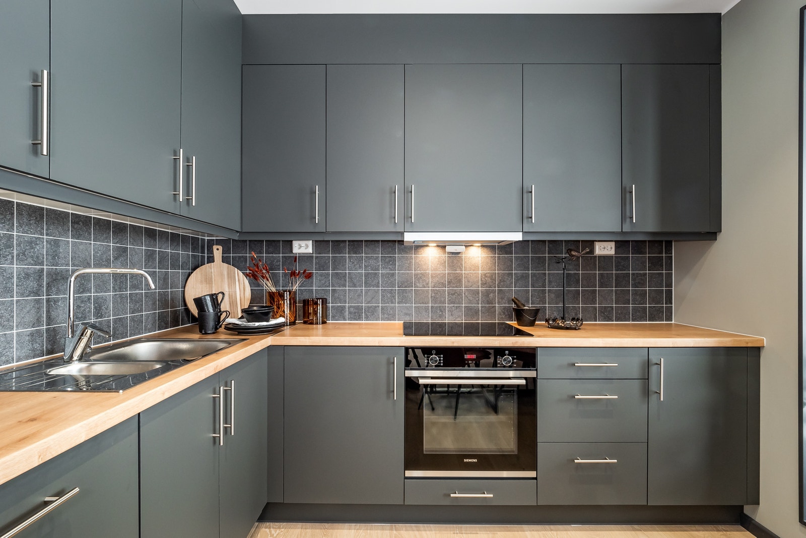 Moderne kjøkkeninnredning med integrerte hvitevarer fra Siemens Galleribilde