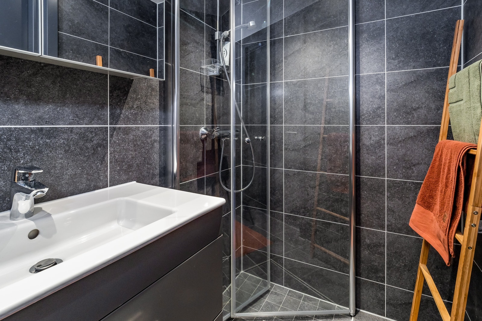 Bad 2 moderne innredning og nedsenket dusjnisje Galleribilde