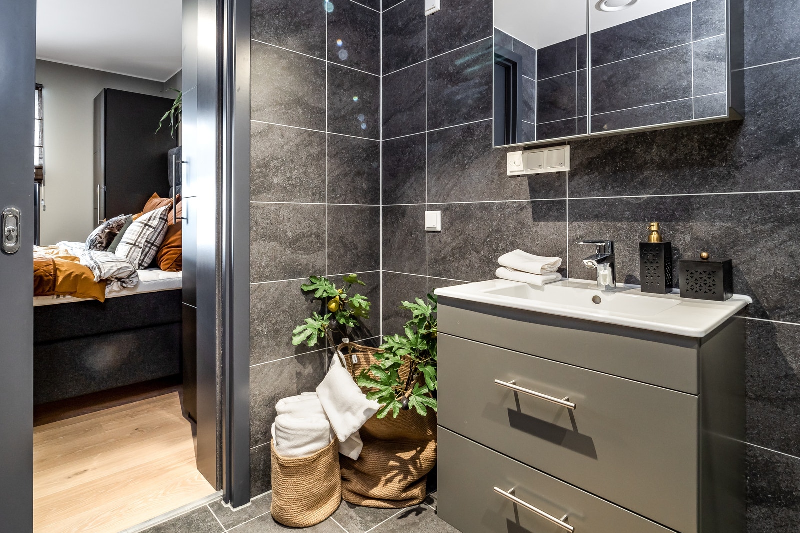 Bad med skyvedør fra master bedrom Galleribilde